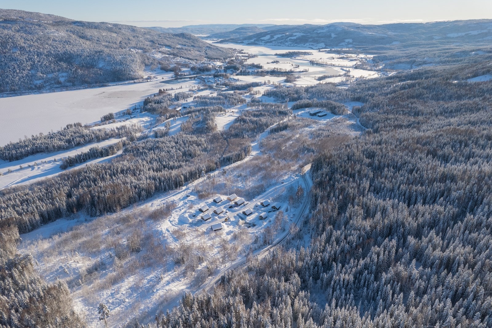 Norelia har en nydelig beliggenhet i foten av Norefjell. Kun 5 minutter med bil til alpinbakkene eller 5 minutter kjøring til Noresund sentrum. Galleribilde