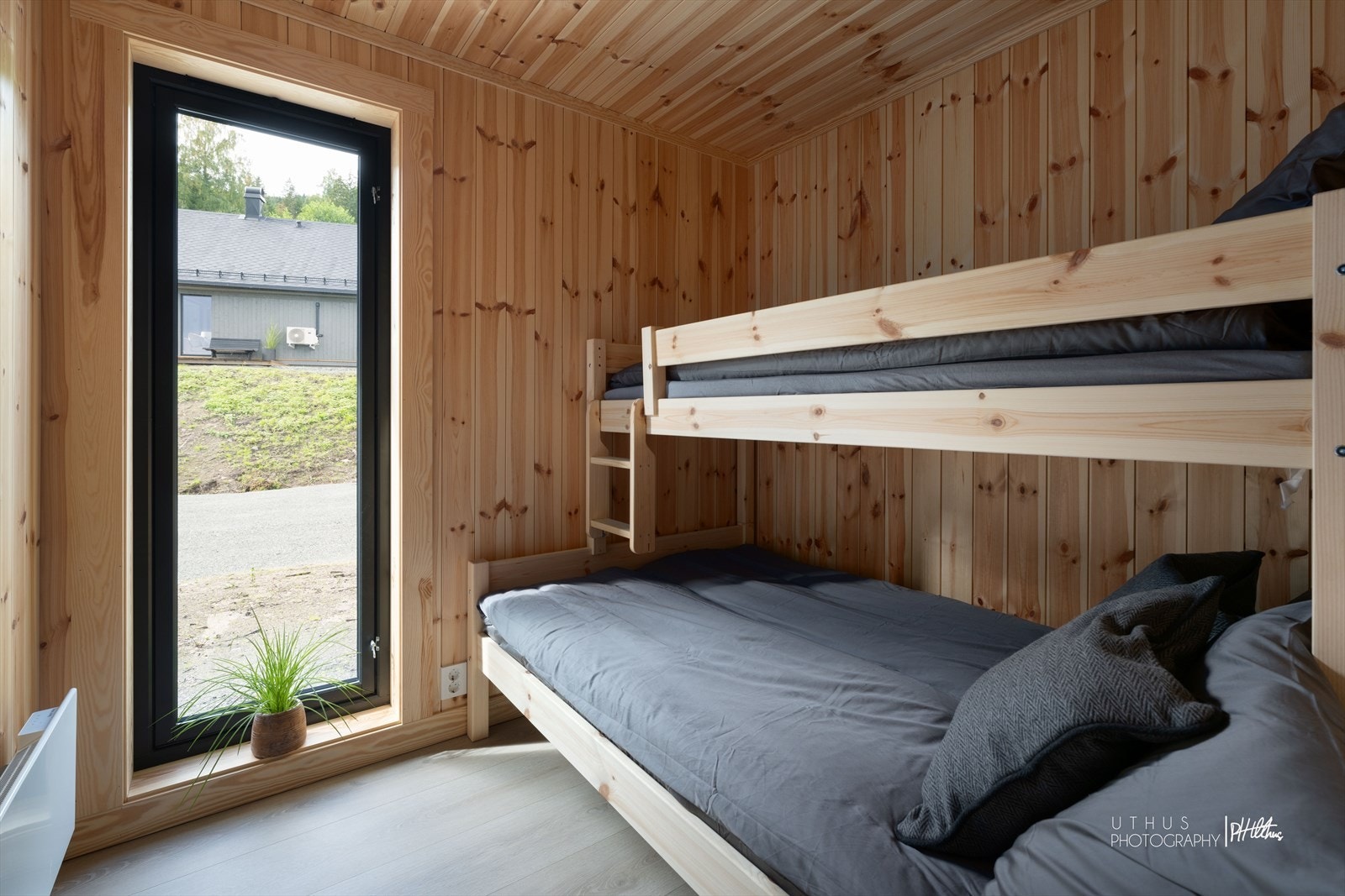 Soverom 2 i 1. etasje, kan leveres med køyesengen som vist på bildet etter avtale med selger. Galleribilde