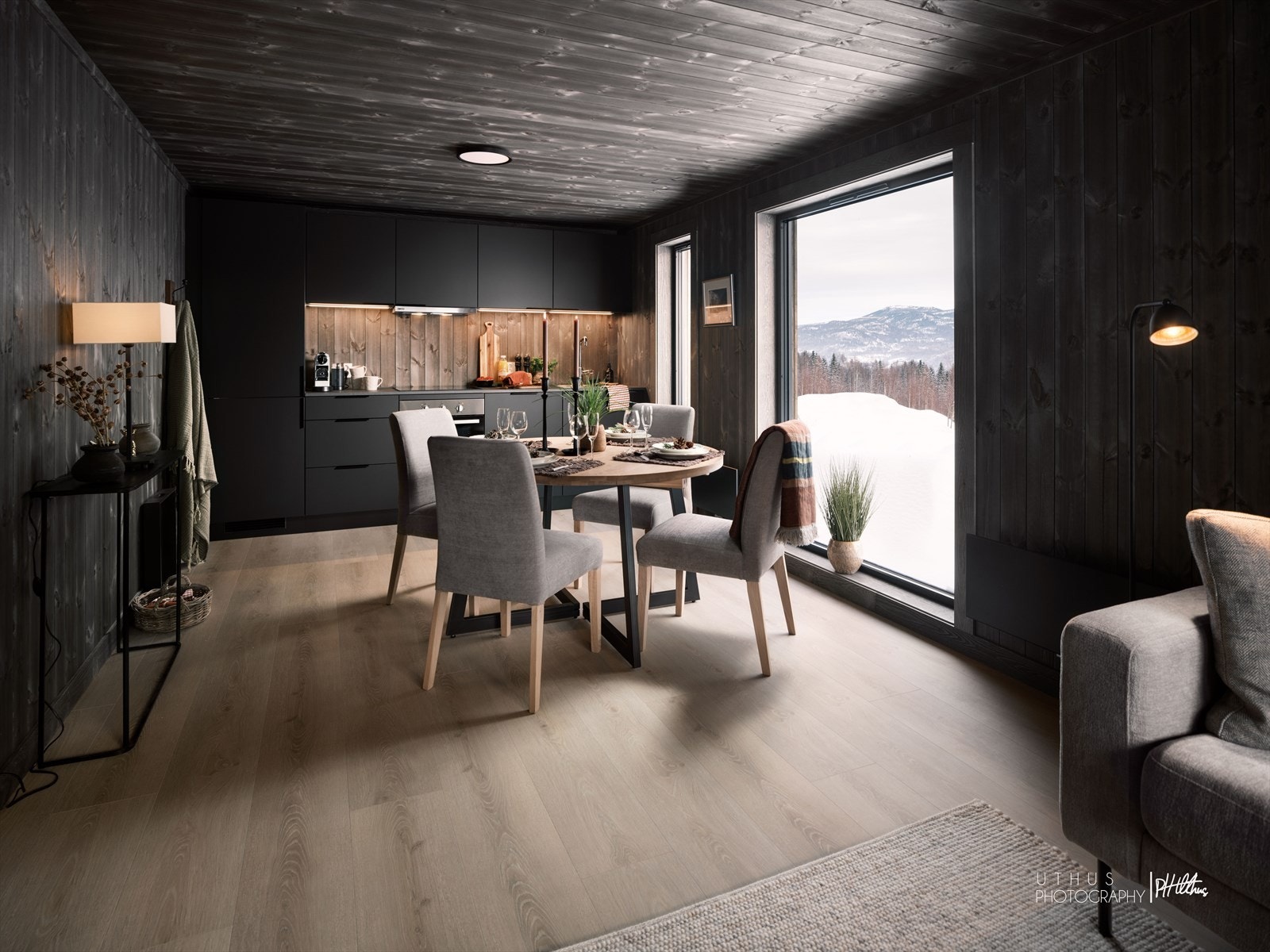 Det er også mulighet til å bestille innvendig mørk behandling som tilvalg før overtakelse (som vist på dette bildet fra en tidligere hytte på tomtefeltet). Galleribilde