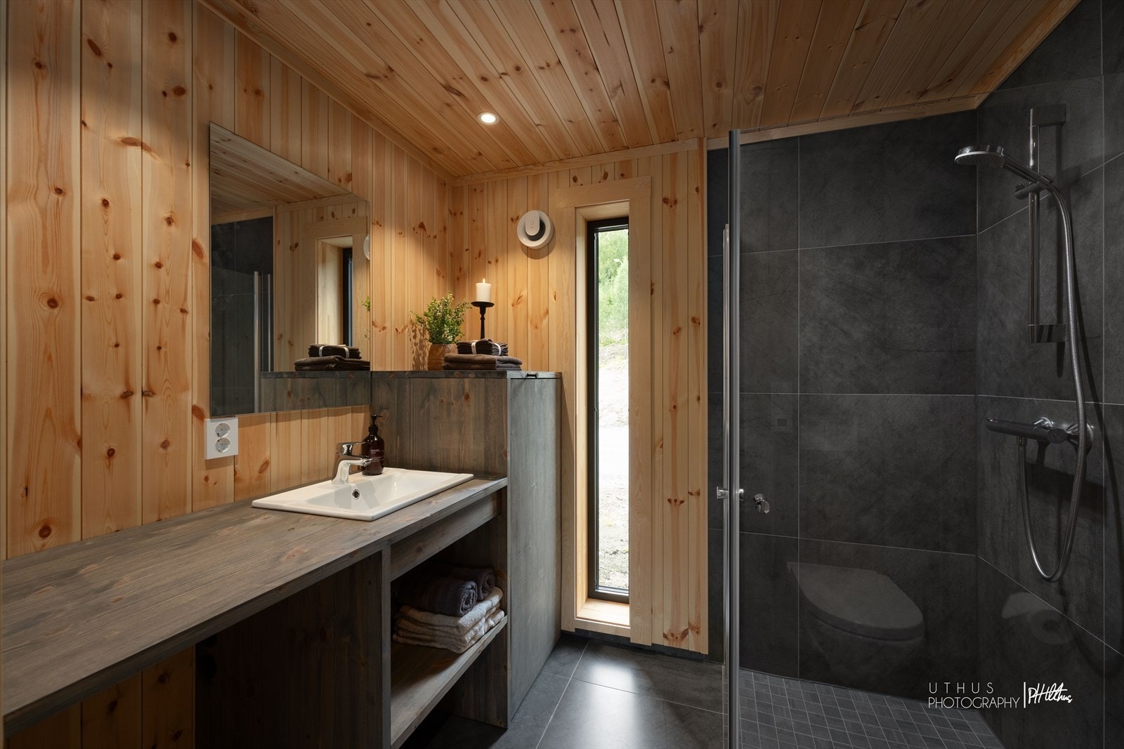 Delikate bad med opplegg for vaskemaskin. Galleribilde