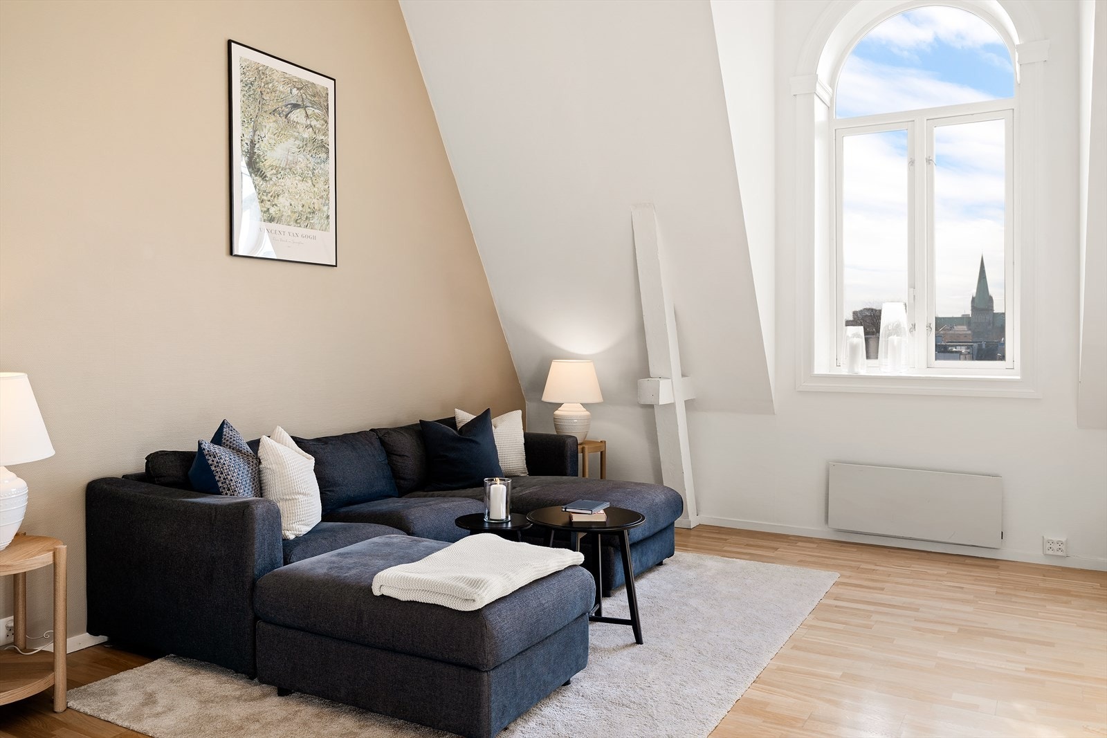 Store vindusflater som gir godt med naturlig lysinnslipp. Galleribilde