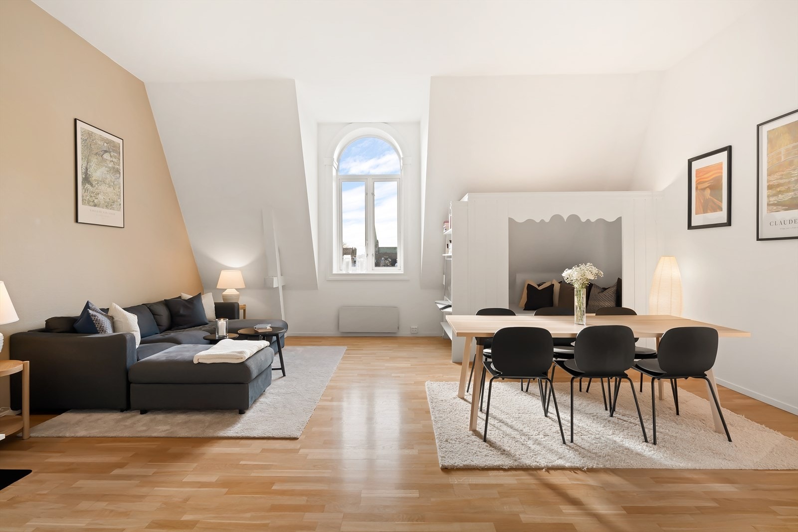 Velkommen til Olav Tryggvasons gate 34 og en fantastisk toppleilighet i ærverdig bygård midt i Trondheim sentrum. Galleribilde