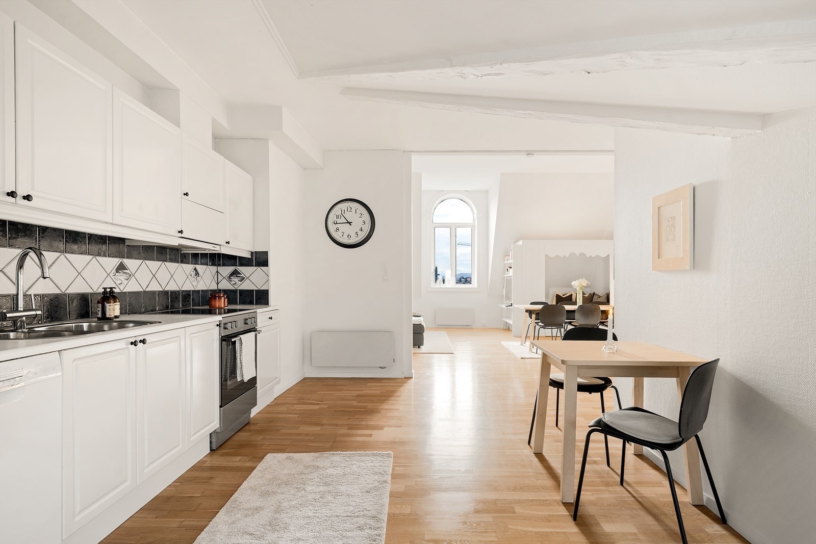 Delvis åpen løsning mellom kjøkken og stue. God plass for spisegruppe. Galleribilde