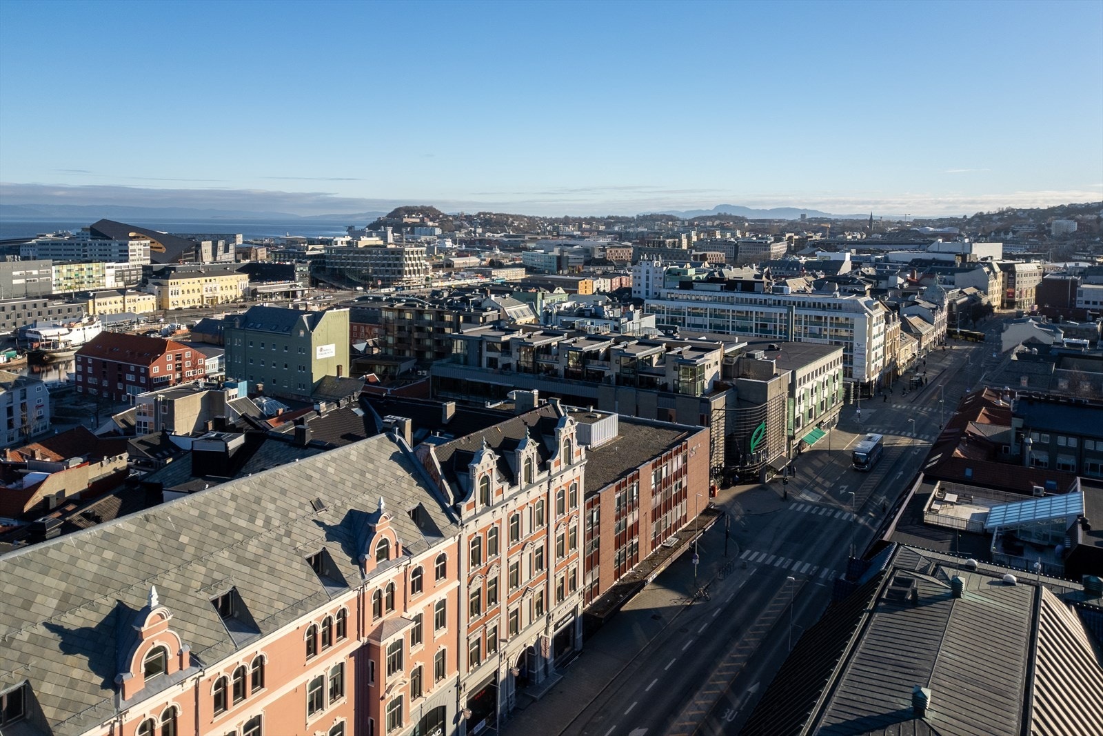 Gåavstand til det aller meste du trenger, med flere dagligvarebutikker, gode shoppingmuligheter ved Trondheim Torg. Sentrum har et pulserende restaurant- og uteliv i Midtbyen og på Solsiden, som passer for enhver smak. Galleribilde