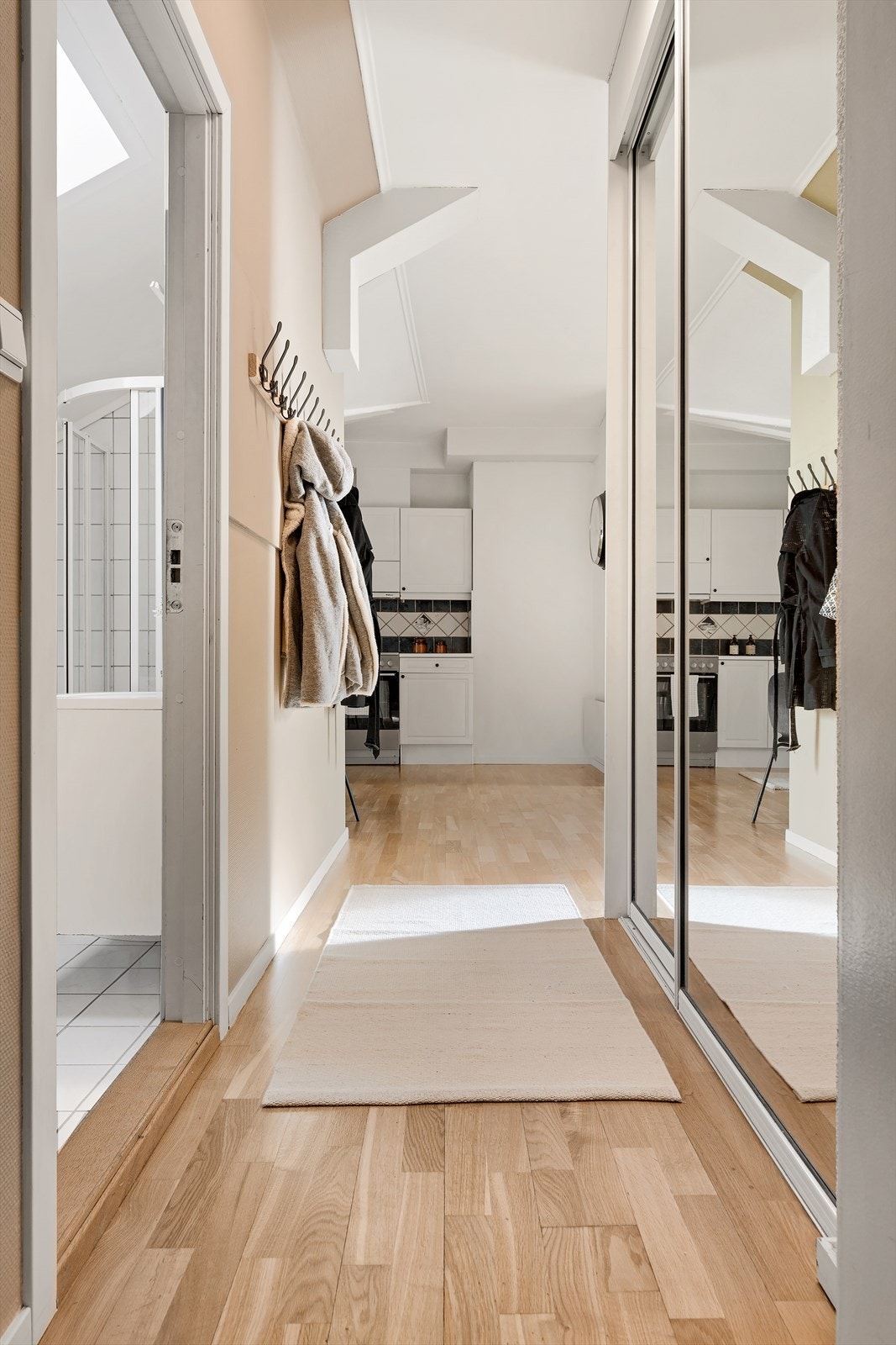 Entrè med praktisk skyvedørsgarderobe. Galleribilde