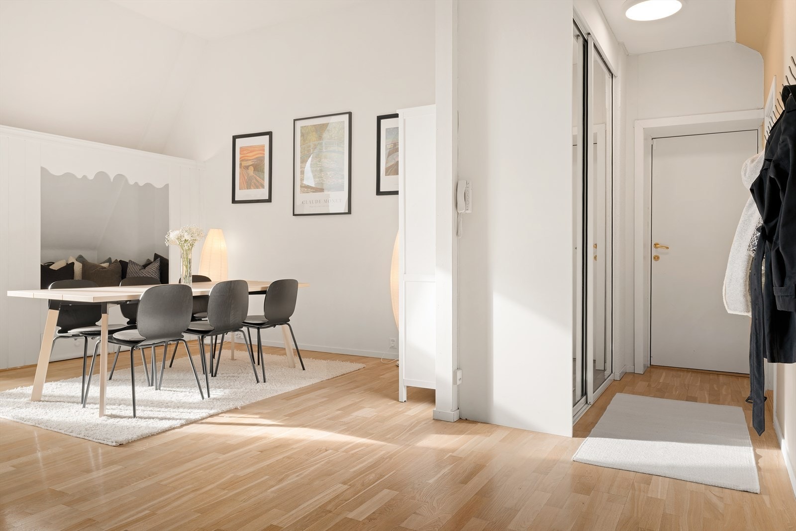 Rikelig med plass til spisegruppe til 6-8 personer. Galleribilde