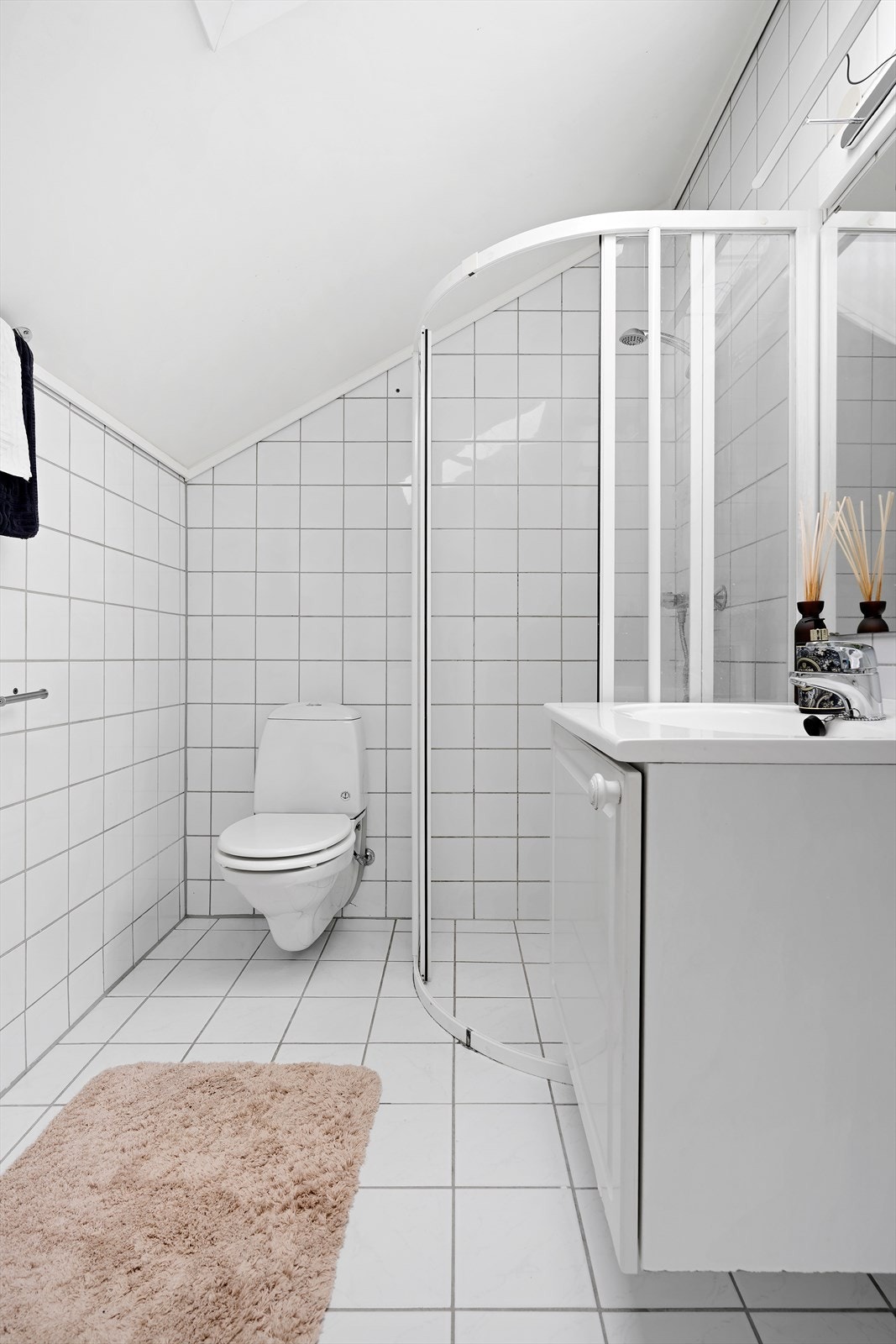 Lys og flislagt bad på 4,5m². Galleribilde