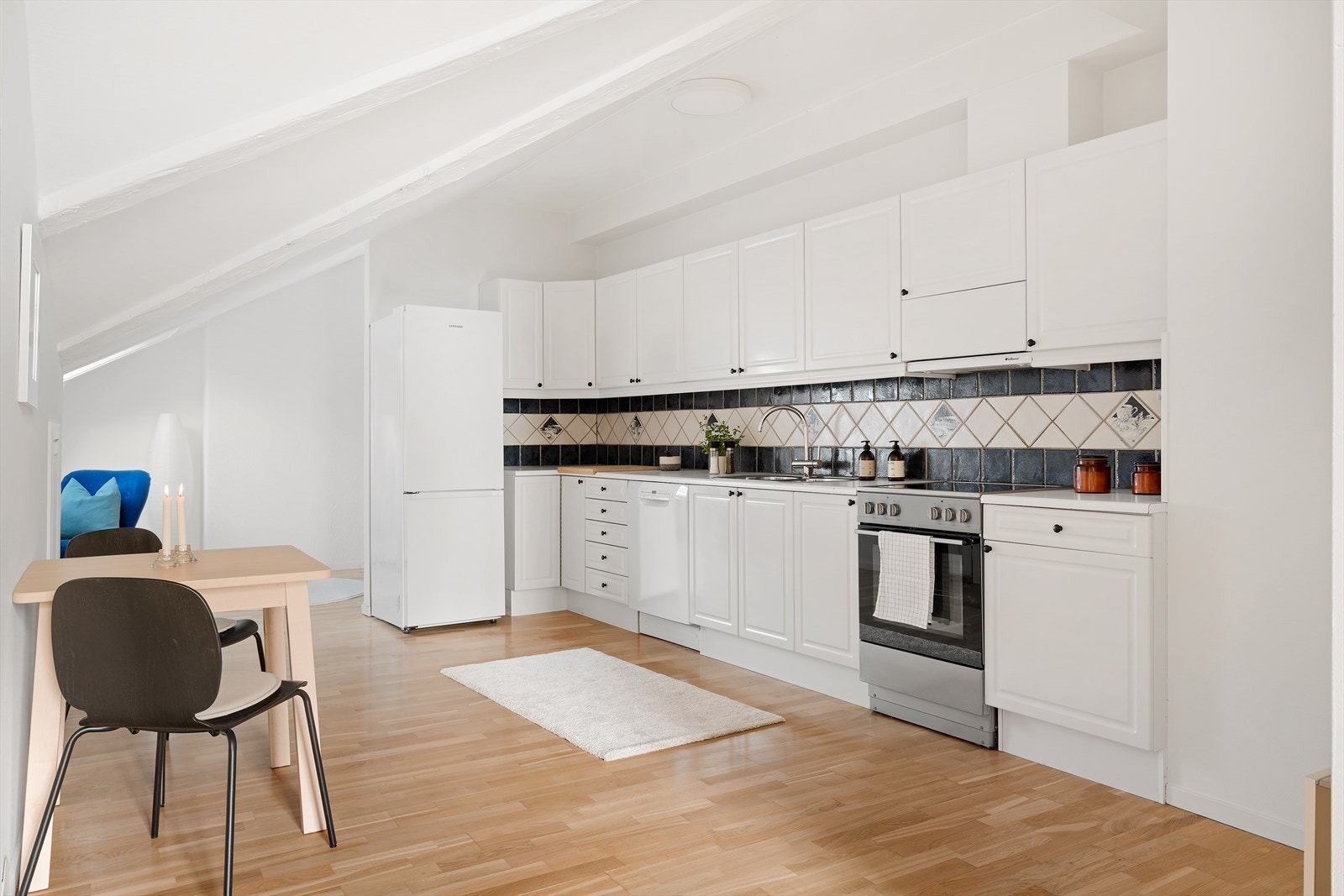 Lyst og pent kjøkken med rikelig med skap- og benkeplass. Galleribilde