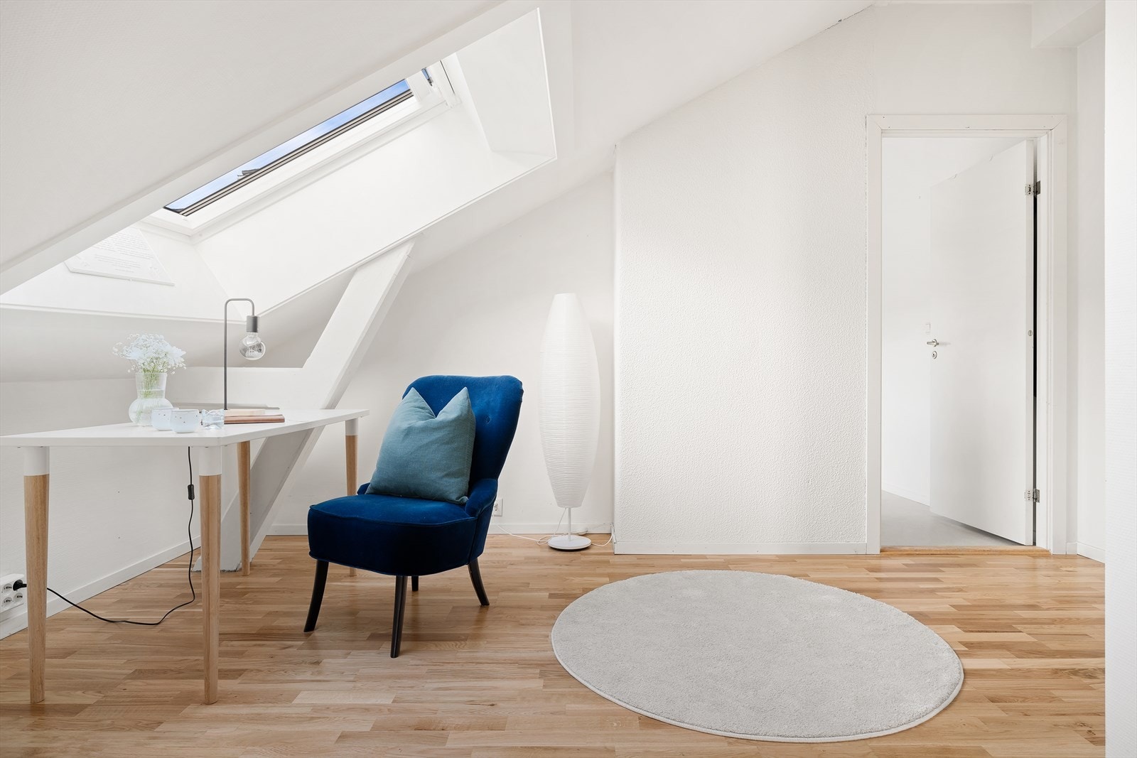 Mellom soverom og kjøkken har man praktisk plass for kontorpult med rikelig med lysinnslipp. Galleribilde