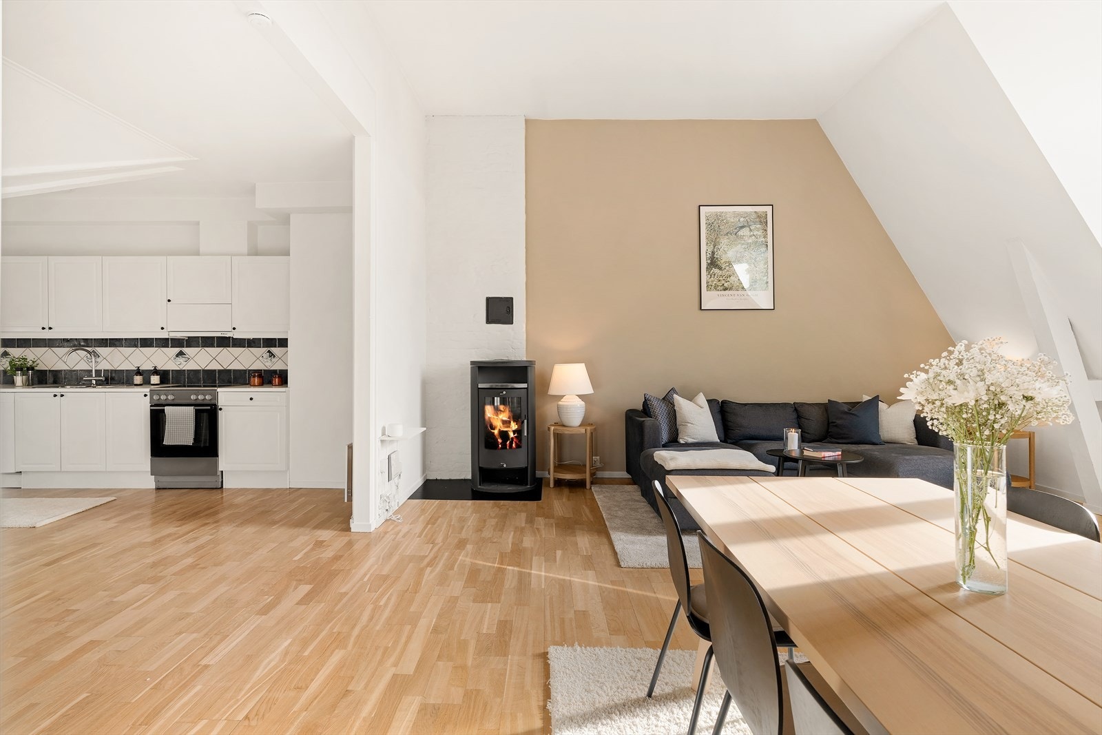 3,5 meter takhøyde og store vindusflater gir leiligheten en luftig atmosfære. Galleribilde