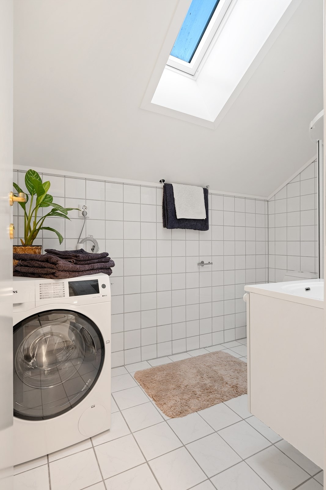 Opplegg og god plass for vaskemaskin på badet. Galleribilde