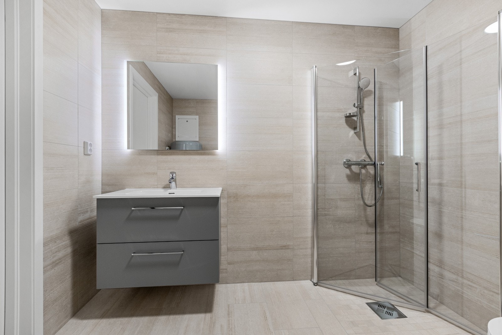 Lekkert flislagt bad/wc/vaskerom med varmekabler i gulv Galleribilde