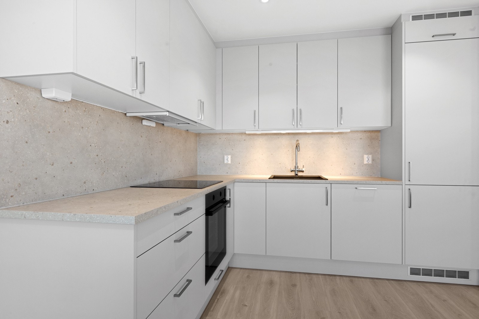 Takhøy kjøkkeninnredning fra Mesterkjøkken med lyse, slette kjøkkenfronter og med lys grå steinmønstret laminat benkeplate. Kjøkkenet leveres komplett med hvitevarer Galleribilde