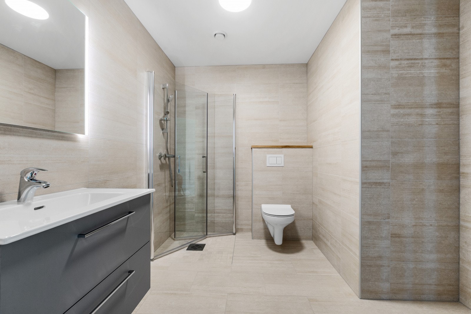 Lekkert flislagt bad/wc/vaskerom med varmekabler i gulv Galleribilde