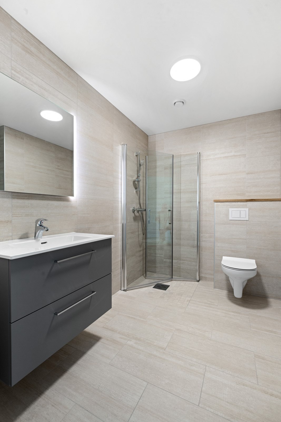 Lekkert flislagt bad/wc/vaskerom med varmekabler i gulv Galleribilde