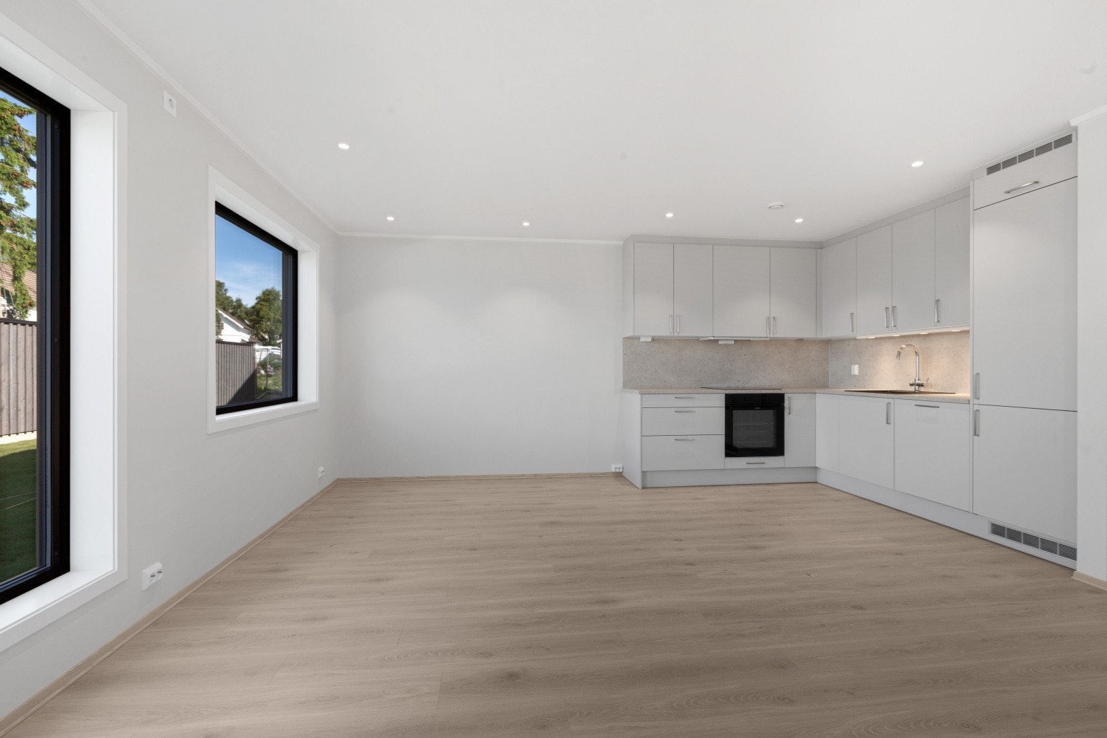 Romslig stue med åpen løsning til kjøkken. LED downlights i tak. Utgang til balkong på 8,8 kvm. for leilighetene i 2. etasje og terrasse på 9,8 kvm for leilighetene i 1. etasje Galleribilde