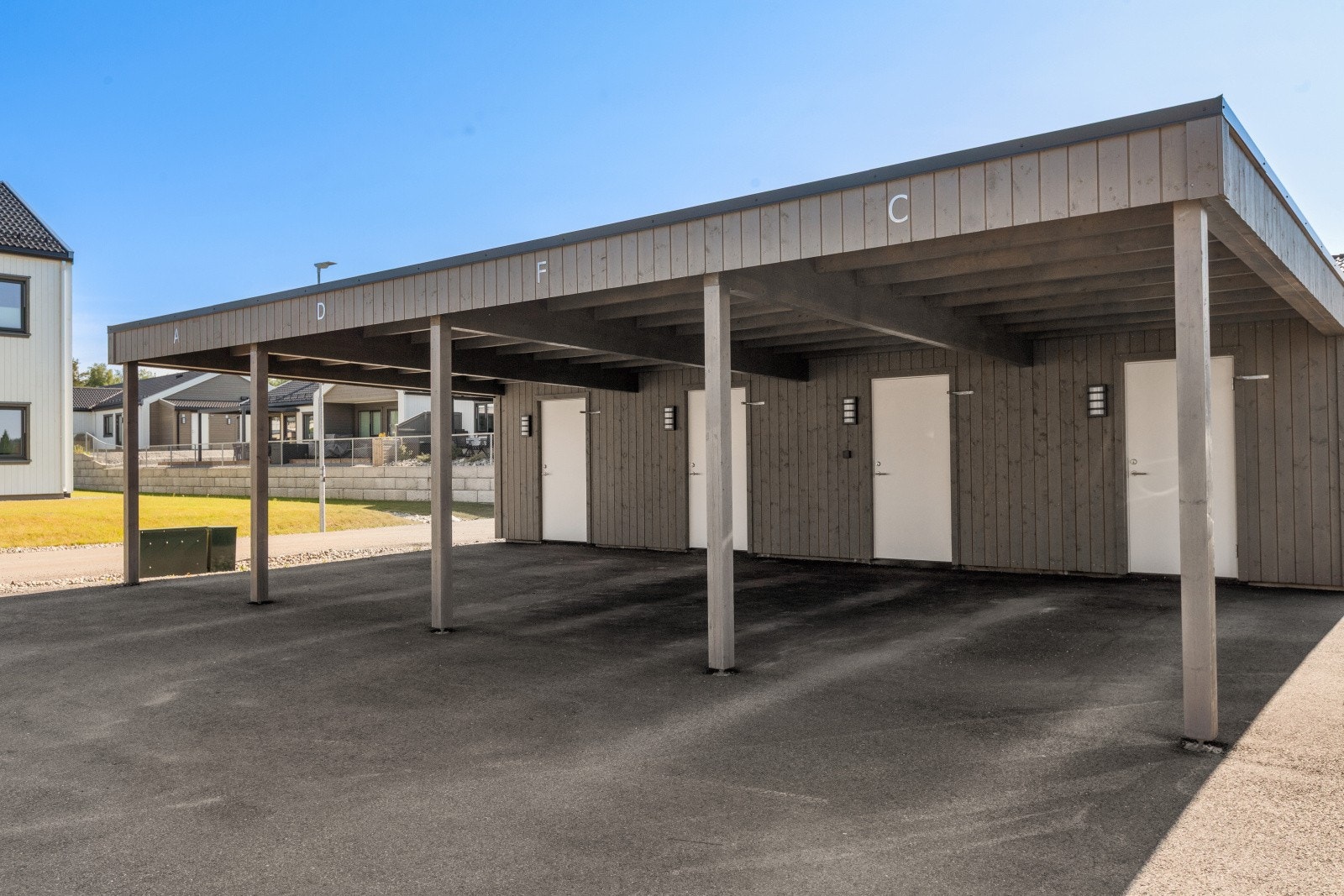 Til leiligheten hører carport med tilhørende bod Galleribilde