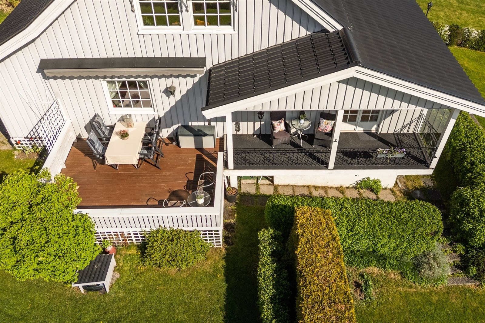 Solfylt uteplass og overbygget terrasse Galleribilde