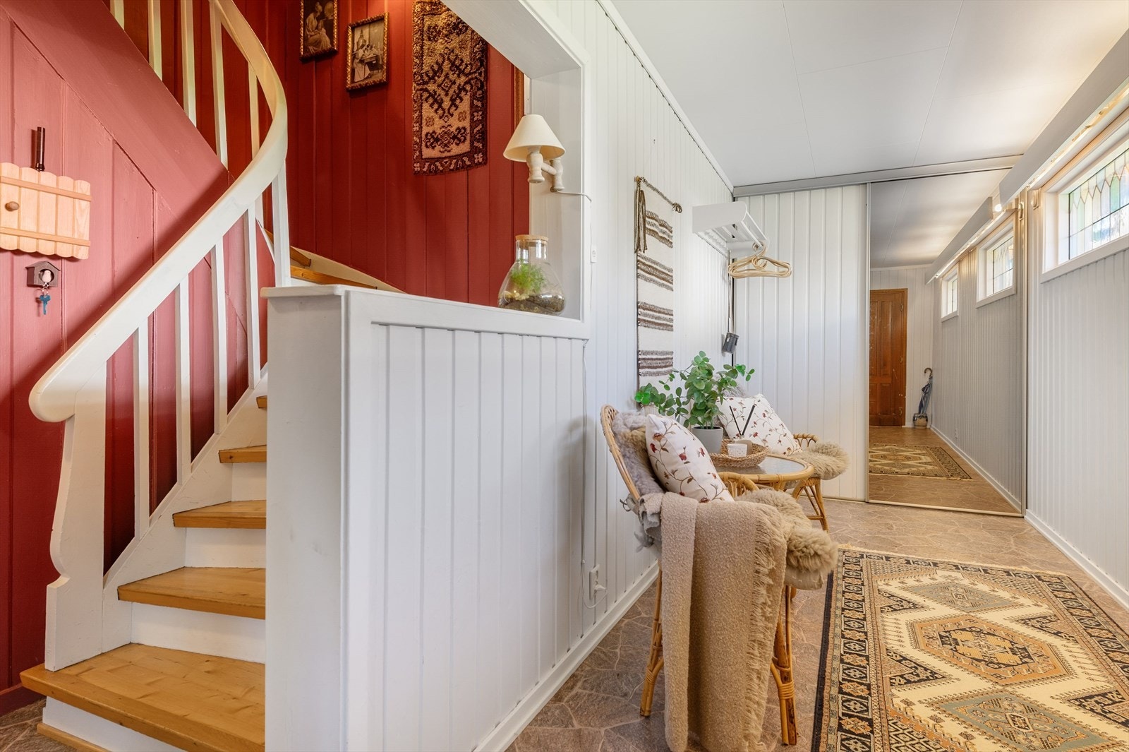 Stor og romslig entré med garderobeskap og trappegang Galleribilde