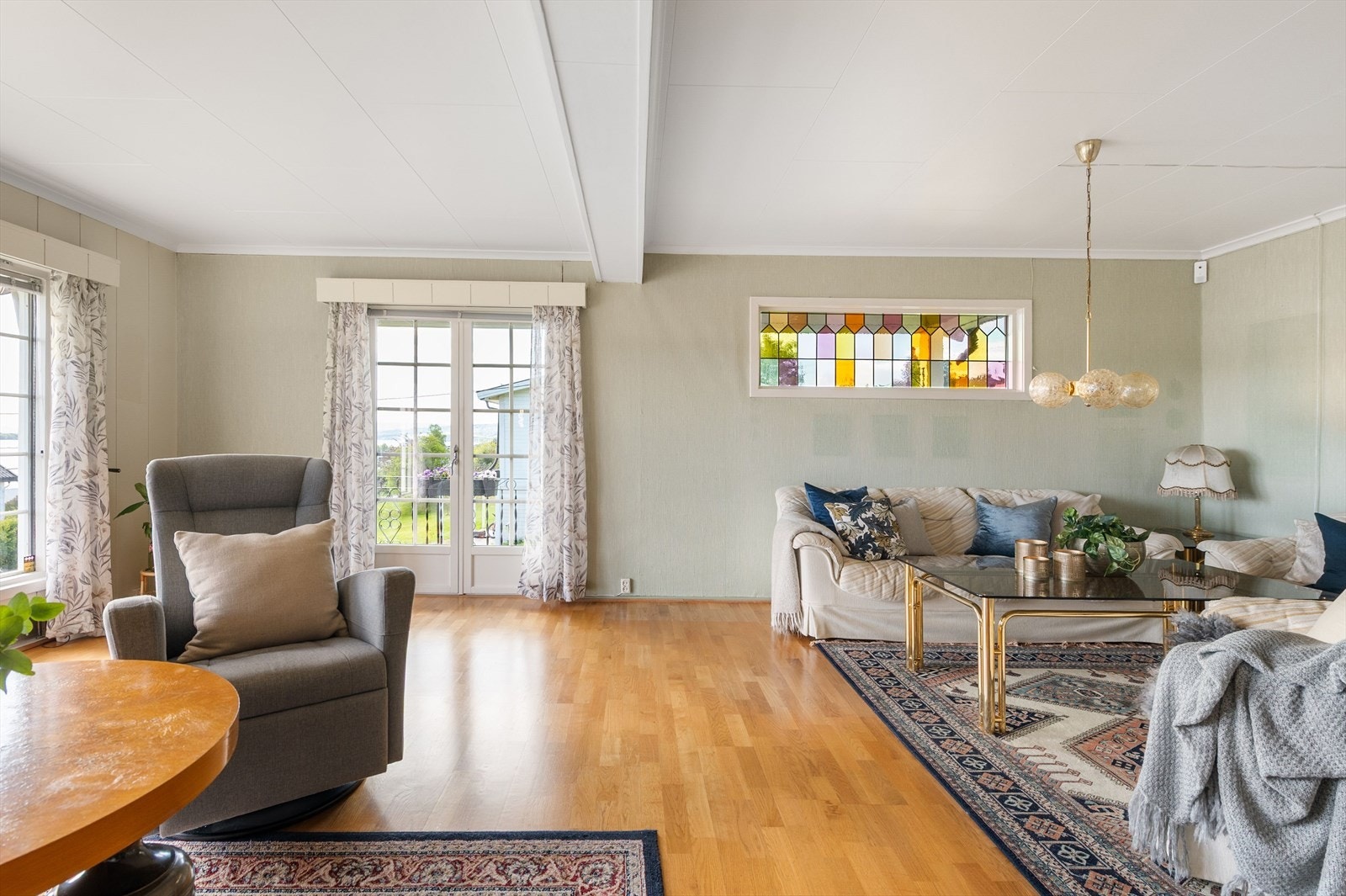 Stuedelen er stor og plassvennlig med ulike møbleringsmuligheter. Plass til både salong og hvilestoler. Utgang til overbygget terrasse. Galleribilde