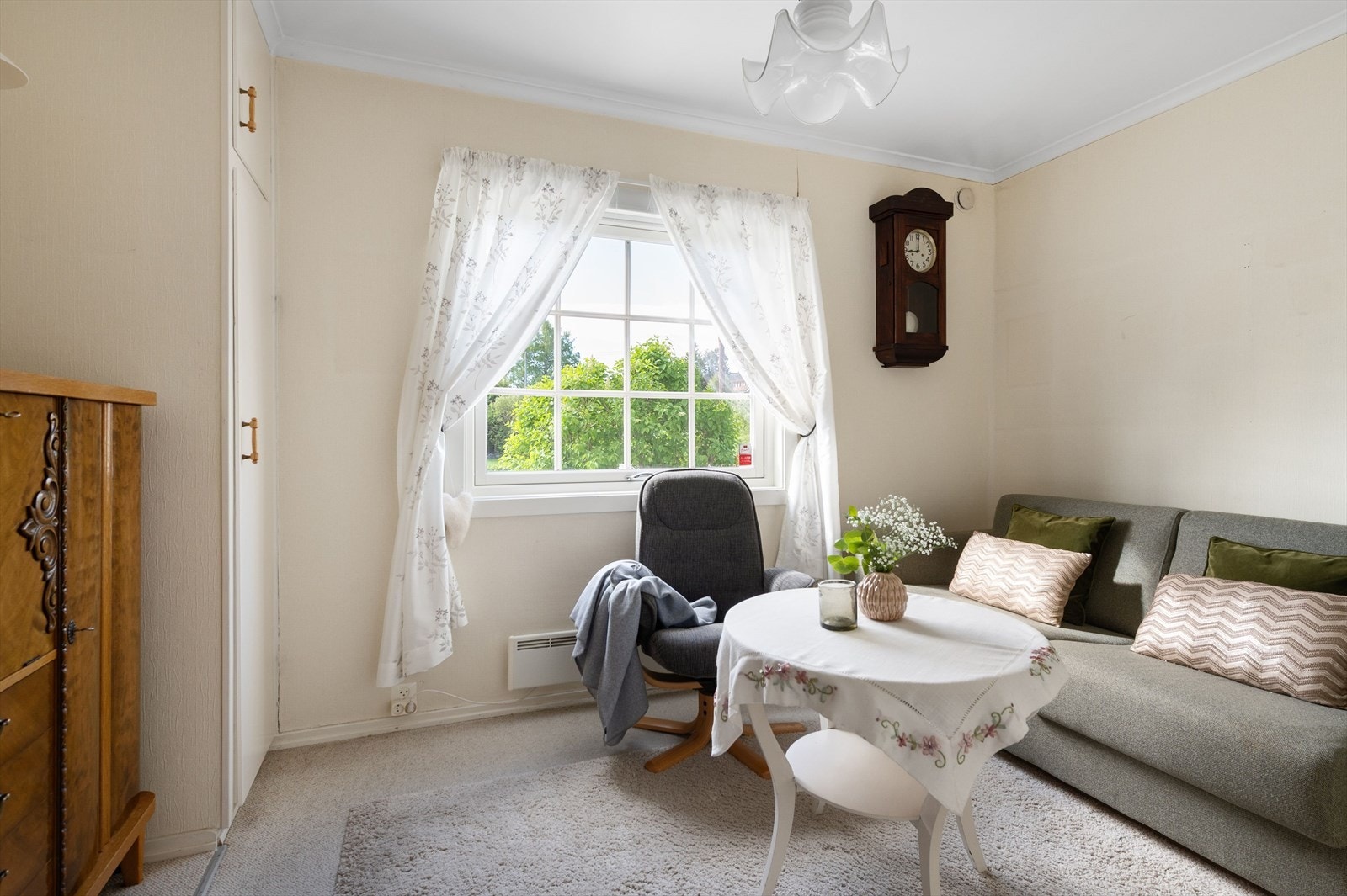 Soverom i 1.etasje med plassbygdegarderobeskap, i dag innredet som stue Galleribilde