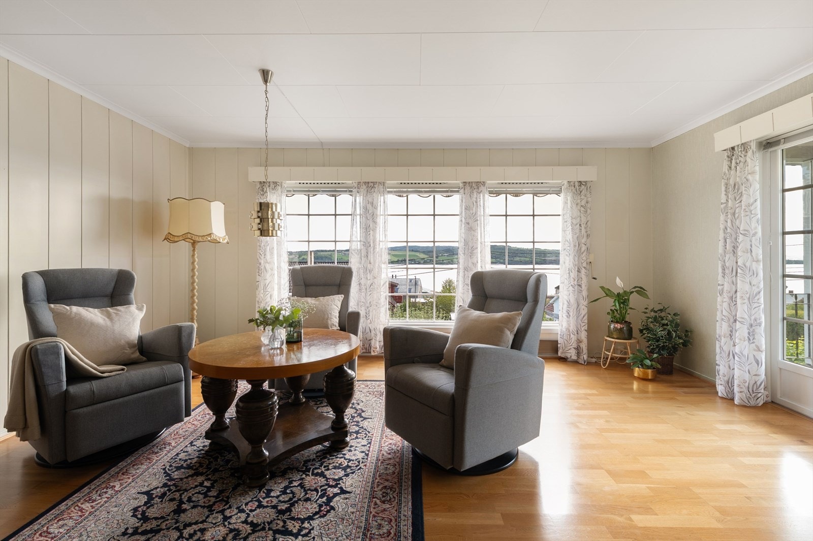 Rikelig med lysinnslipp gjennom store vindusflater Galleribilde