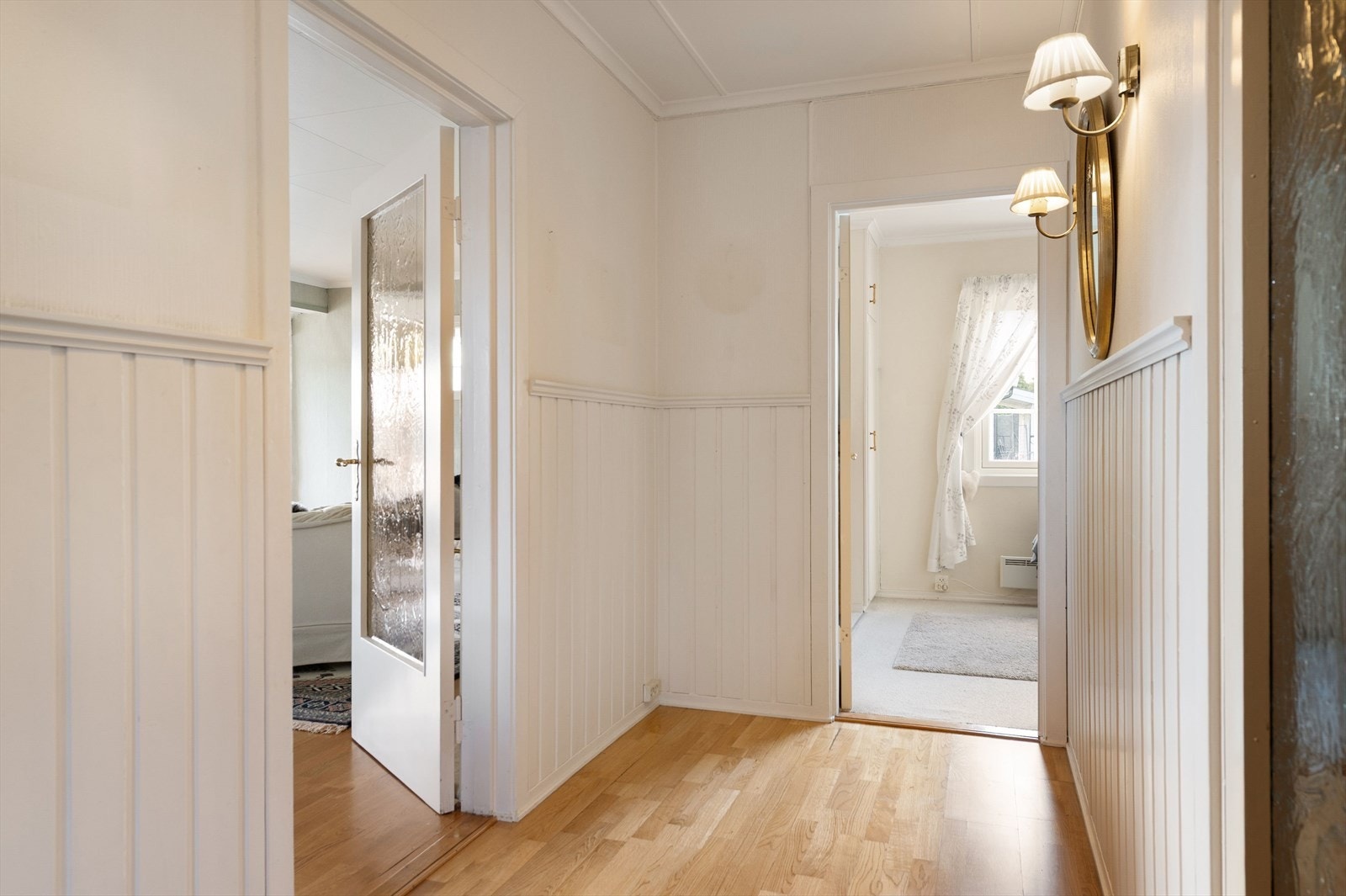 Mellomgang med adkomst til soverom og stue Galleribilde