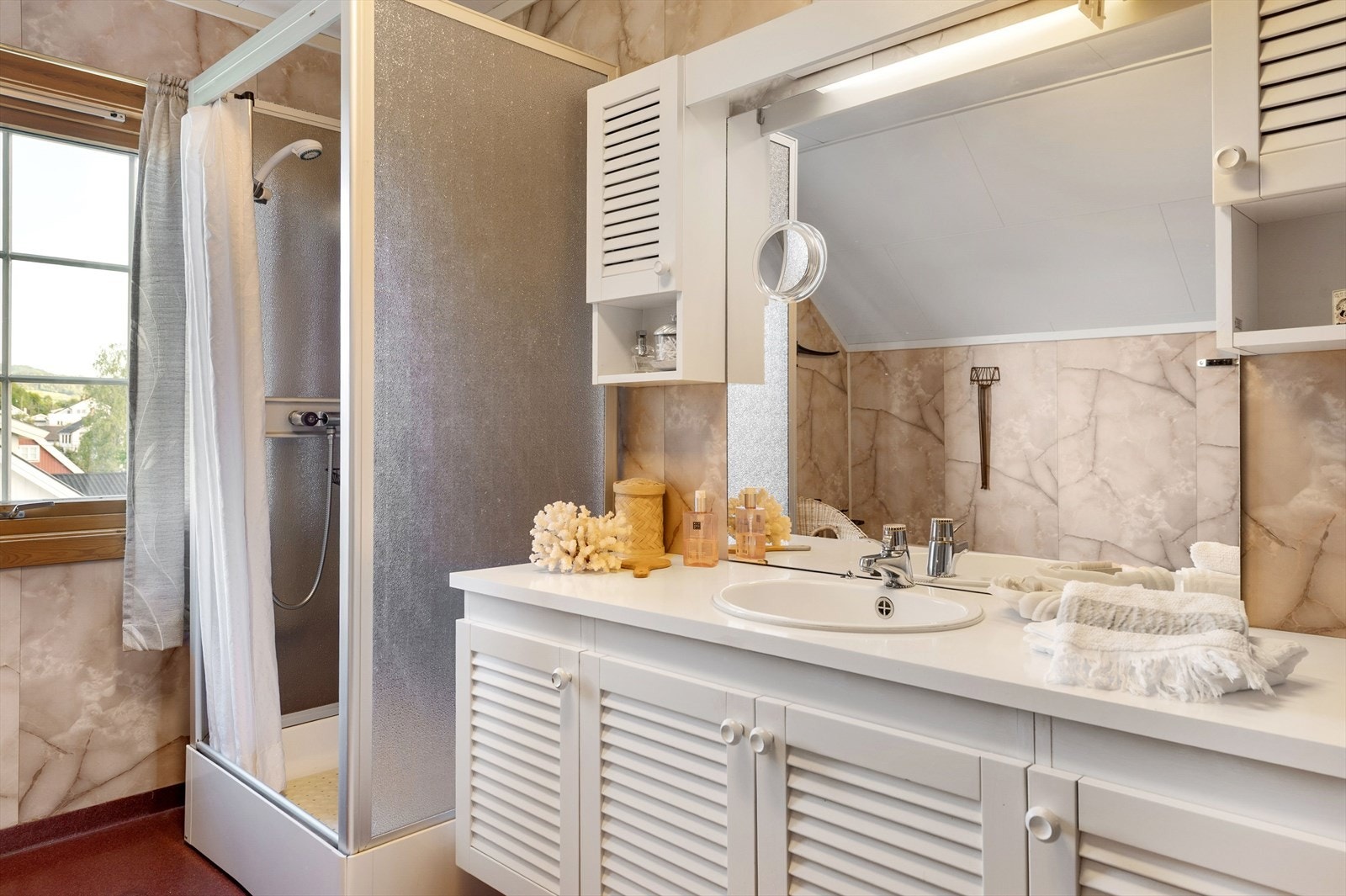 Bad i 2.etasje med romslig innredning og dusjkabinett Galleribilde