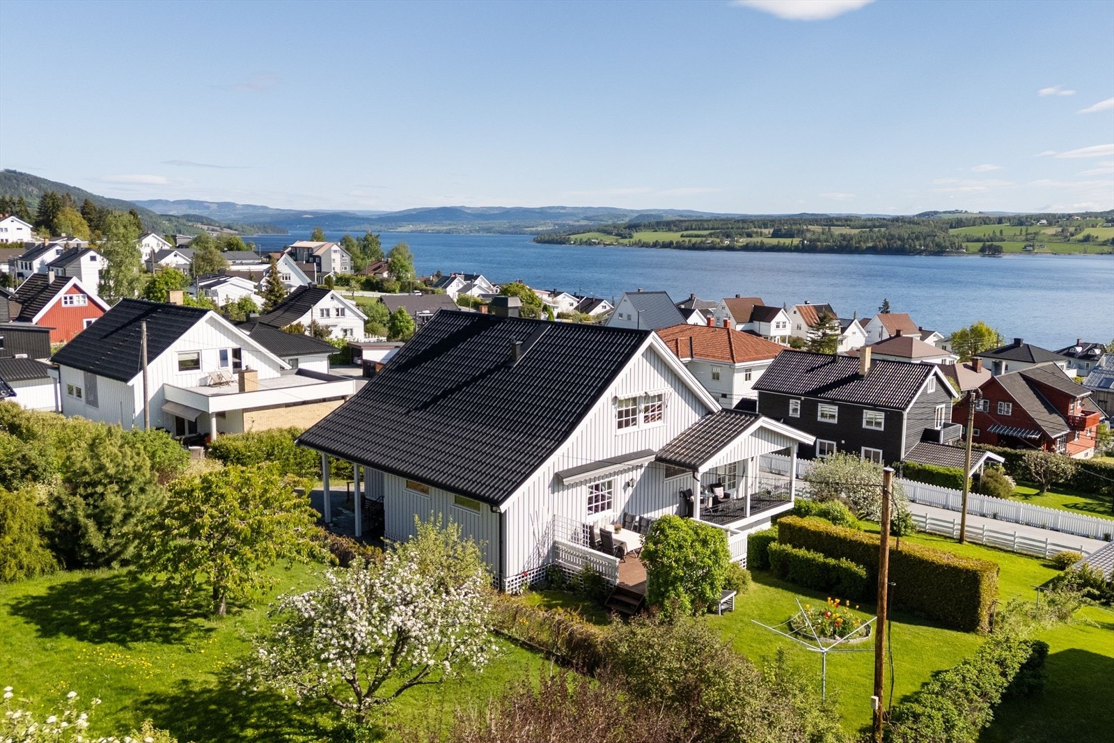 Flott utsikt og frodig opparbeidet hage Galleribilde