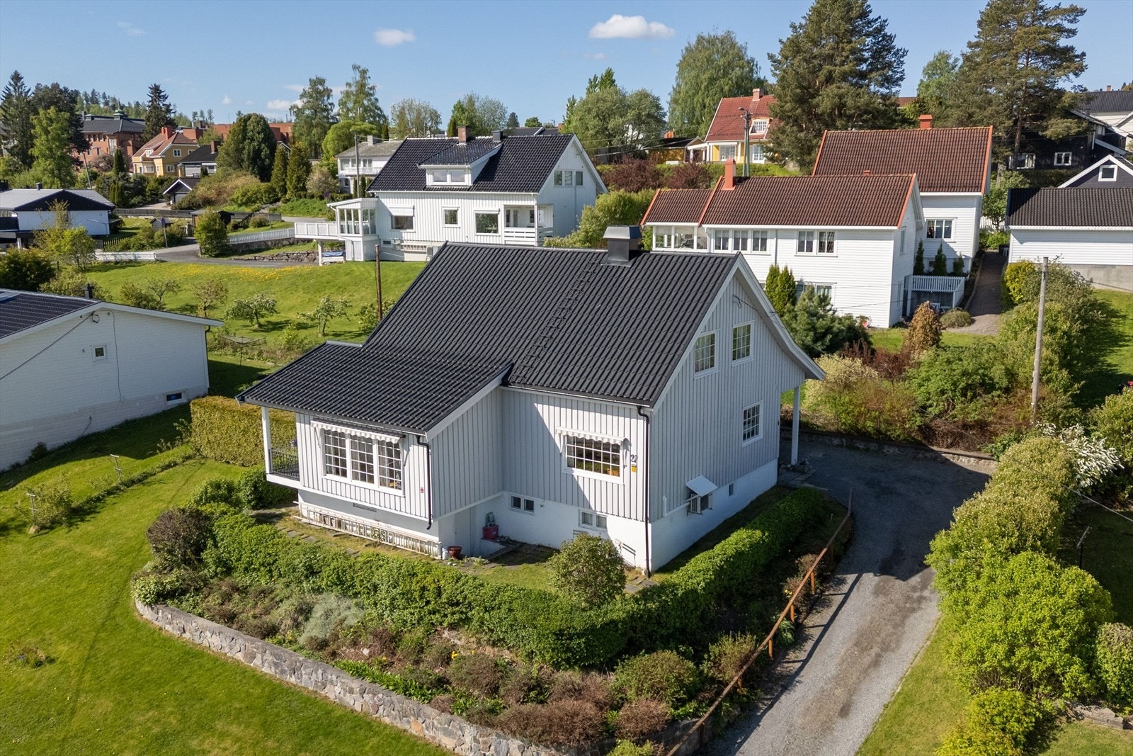 Dronebilde fasade og hage Galleribilde