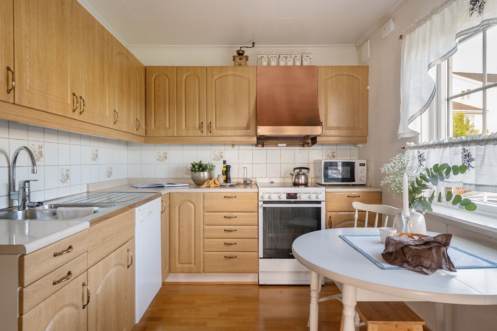 Innredningen har godt med både skap- og benkeplass Galleribilde