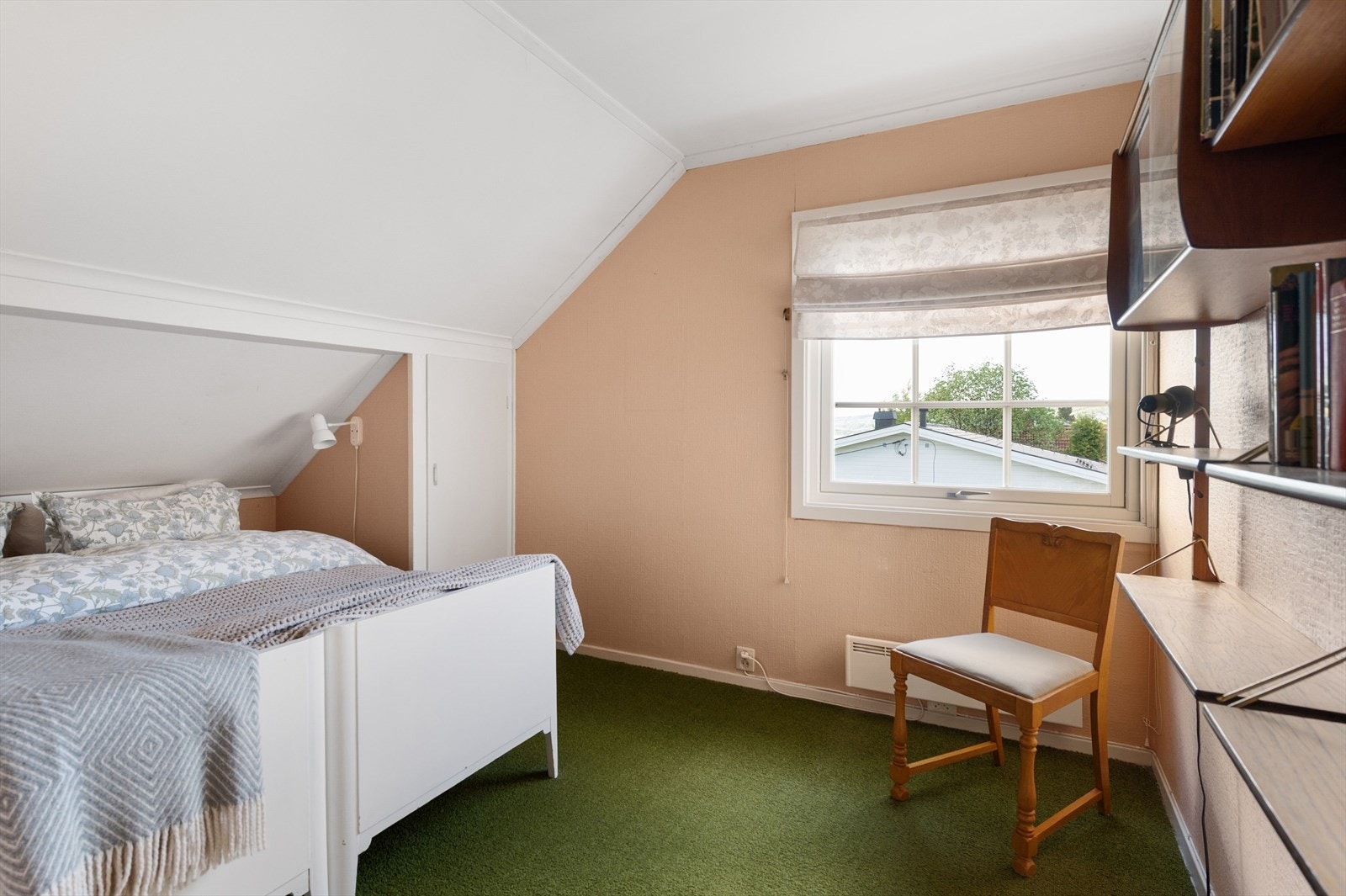 Soverom 1 av god størrelse og med plassbygde skap i skråhimling. God plass til ønskede møblement. Galleribilde