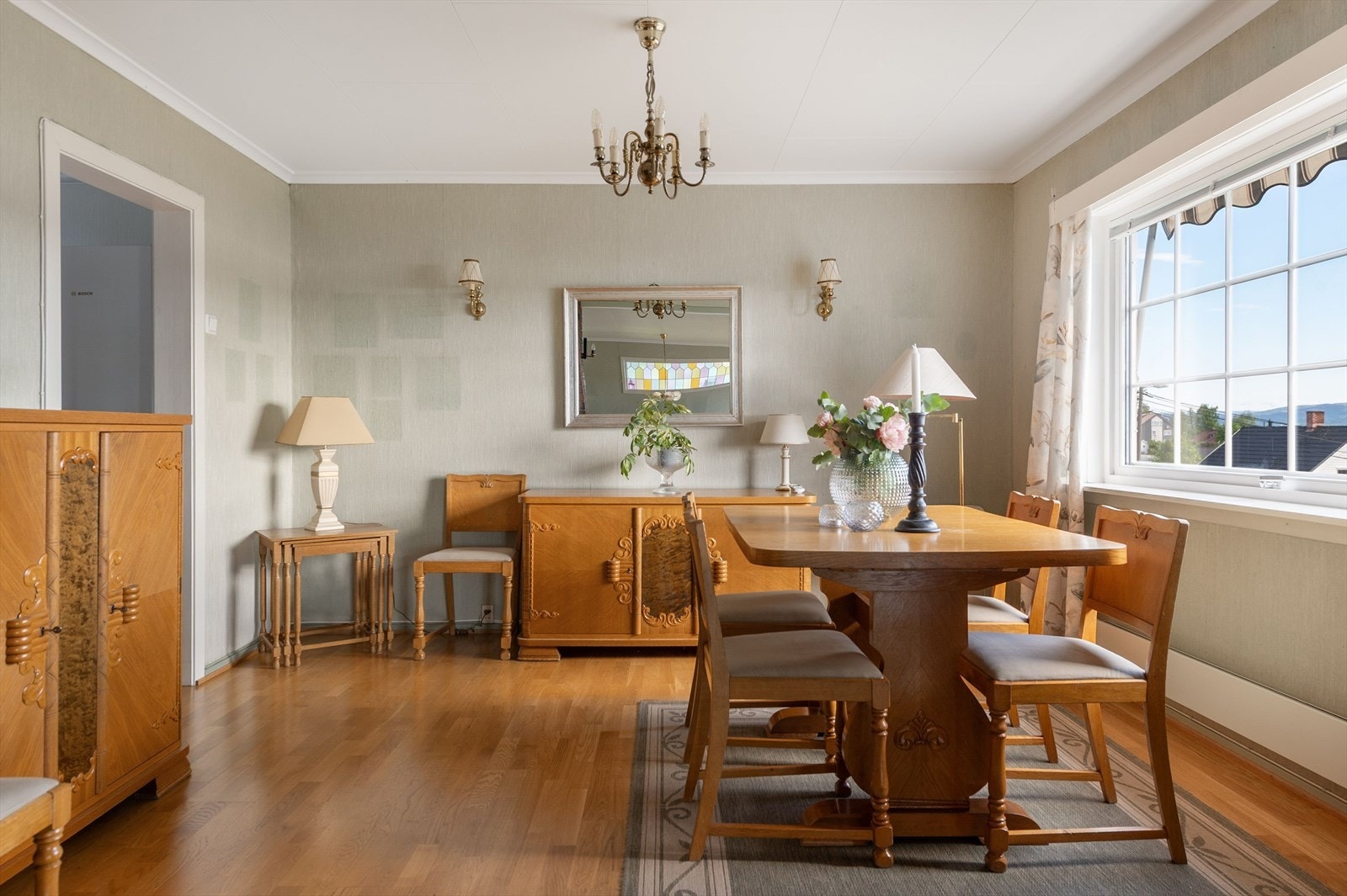 Romslig spisestue med store vindusflater og godt gjennomlys Galleribilde