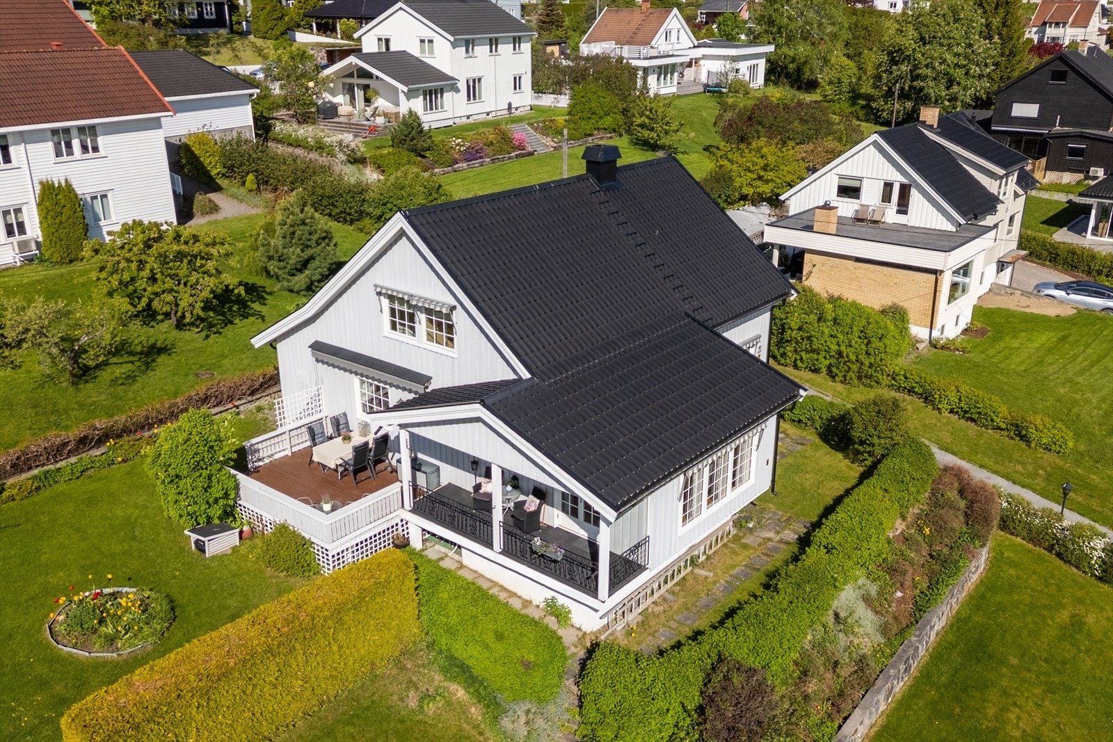 Frodig hage og solrike uteområder på eiendommen Galleribilde