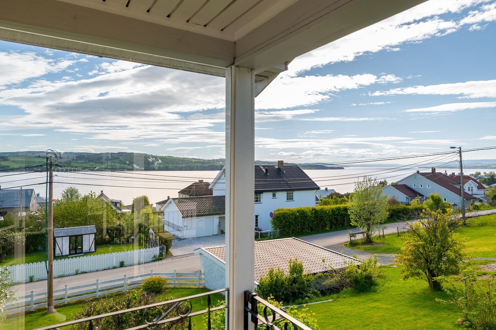 Overbygd terrasse med adkomst fra stue Galleribilde