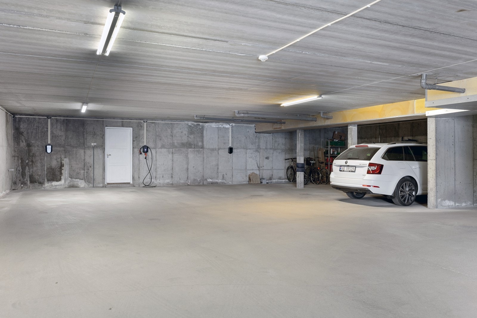 1 plass i felles garasje Galleribilde