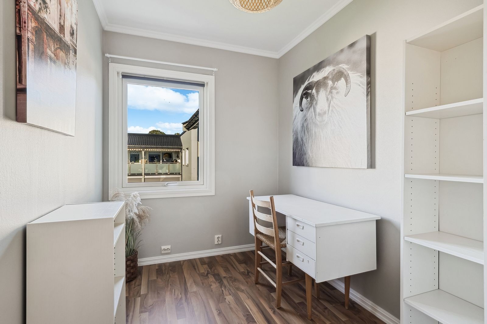 Soverom 3/kontor med garderobeskap. Galleribilde