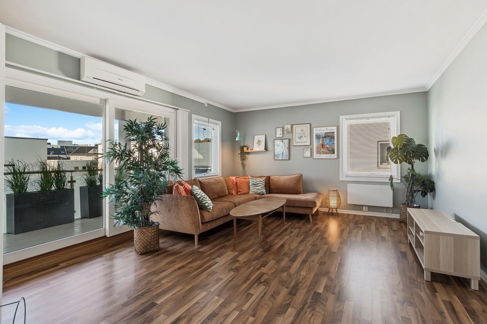 Rosmlig stue med direkte utgang til balkong. Galleribilde