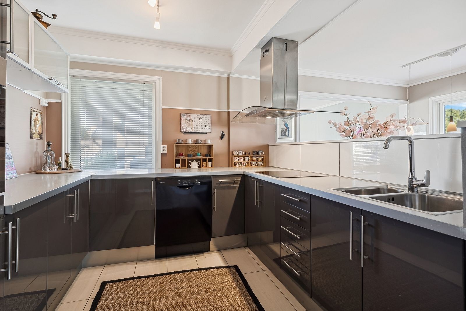 Lekkert kjøkken i mørke fronter. Alt av hvitevarer følger med. Galleribilde