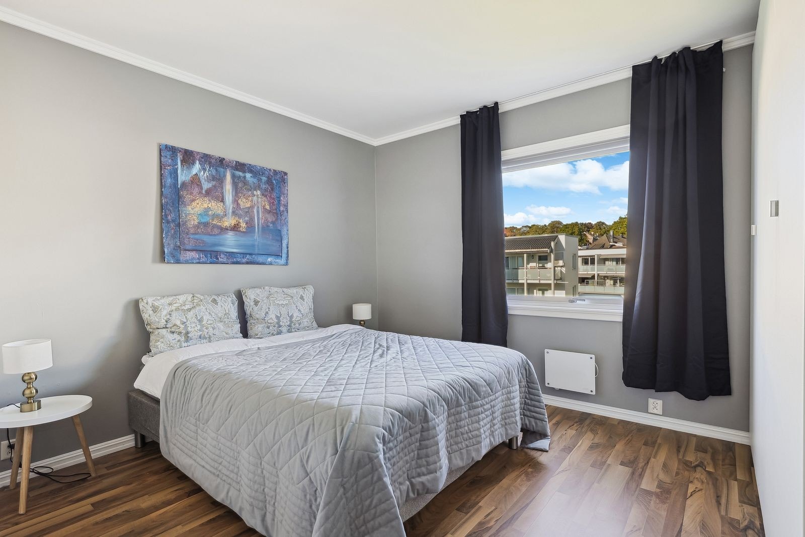 Hovedsoverom med garderobeskap og dobbeltseng. Galleribilde