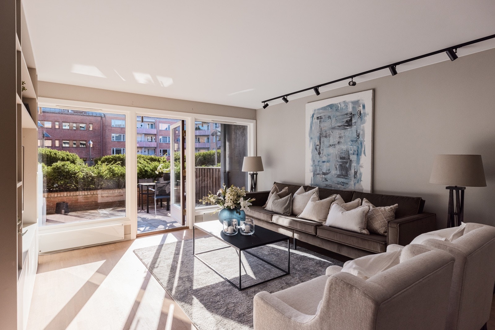 Fra stuen er det utgang til en solrik markterrasse på ca. 24 m² som vender ut mot lukket og privat gårsrom. Galleribilde