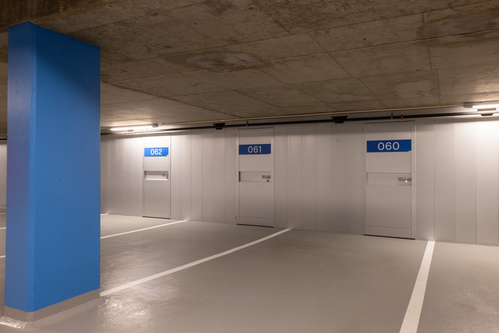 Leiligheten eier én garasjeplass i fellesanlegg - plass nr. 60. Garasjeplassen kan fritt omsettes (bod i bakkant følger leiligheten og ikke garasjeplassen). Galleribilde