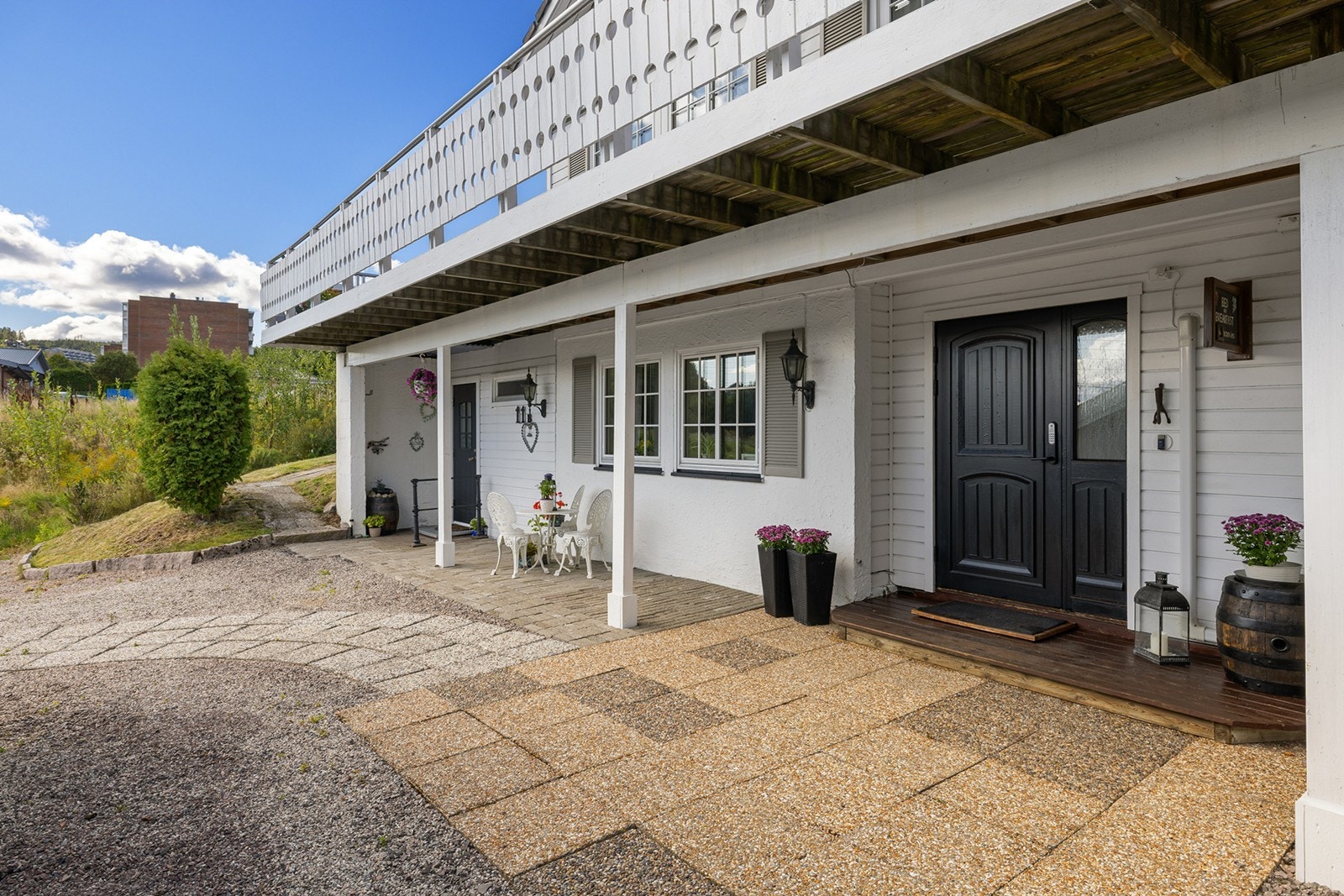 Hyggelig inngangsparti. Til venstre er inngang til utleiedel. Galleribilde