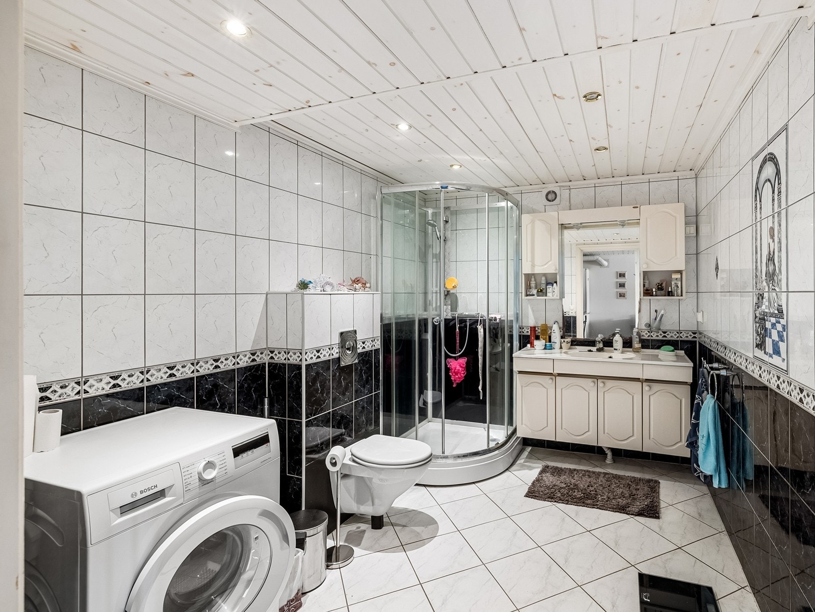 Flislagt bad med varme i gulv, dusjkabinett og servant. Opplegg til vaskemaskin. Galleribilde