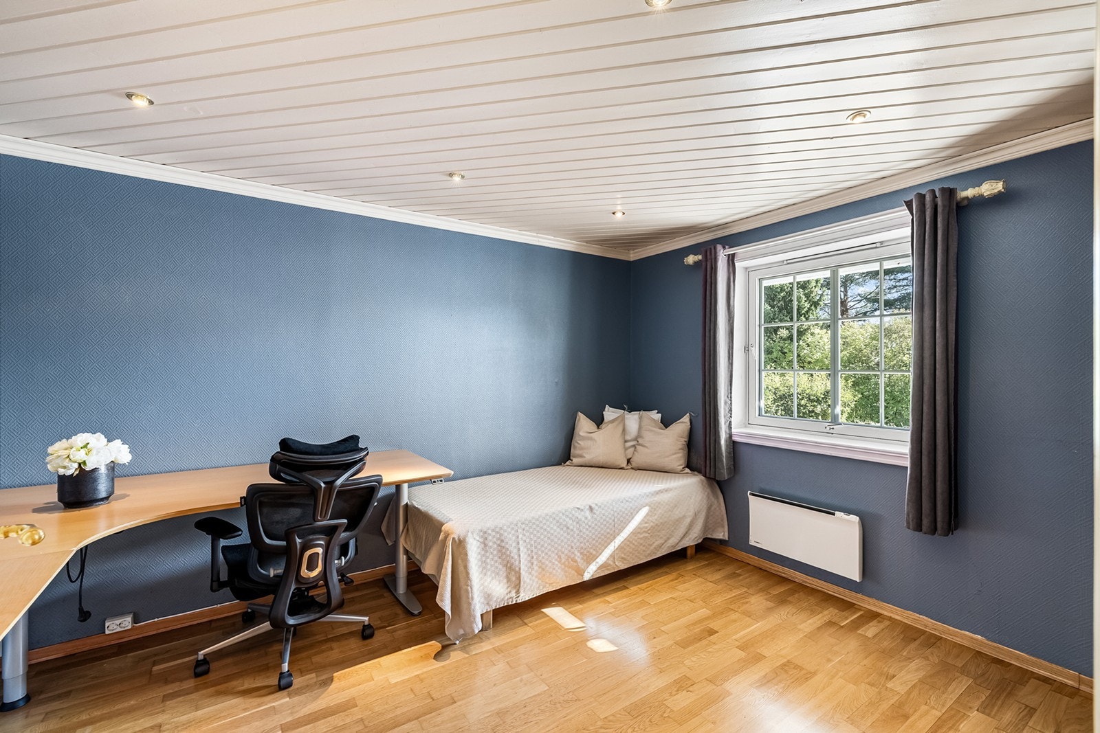 Soverom i boligen 1. etasje. Rommet er av god størrelse. Fungerer ypperlig som kontor. Galleribilde