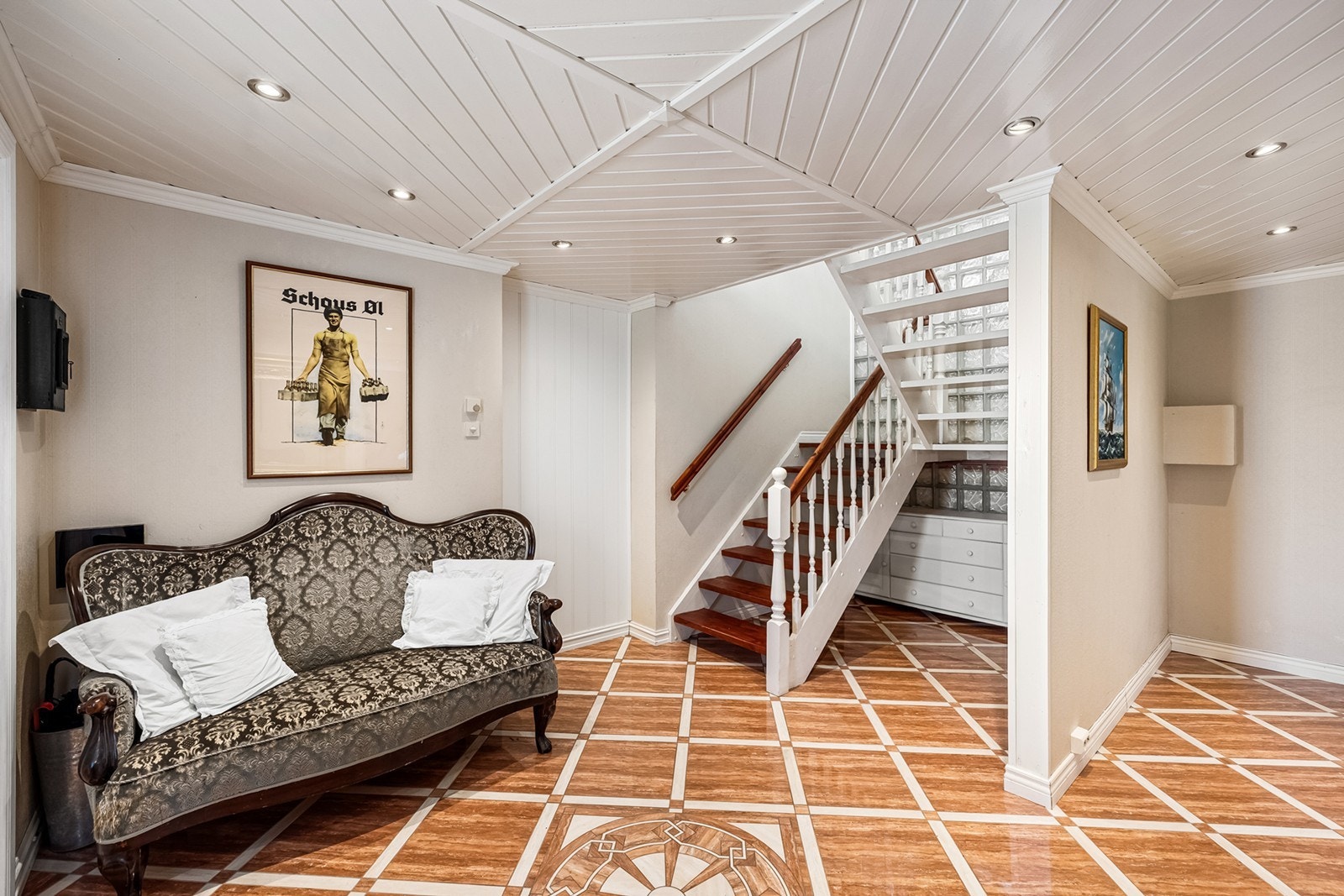 Svært innbydende entré, med adkomst til boligens 2. etasje. Vegg til høyre for sofa kan enkelt fjernes for adgang til nåværende utleiedel. Galleribilde