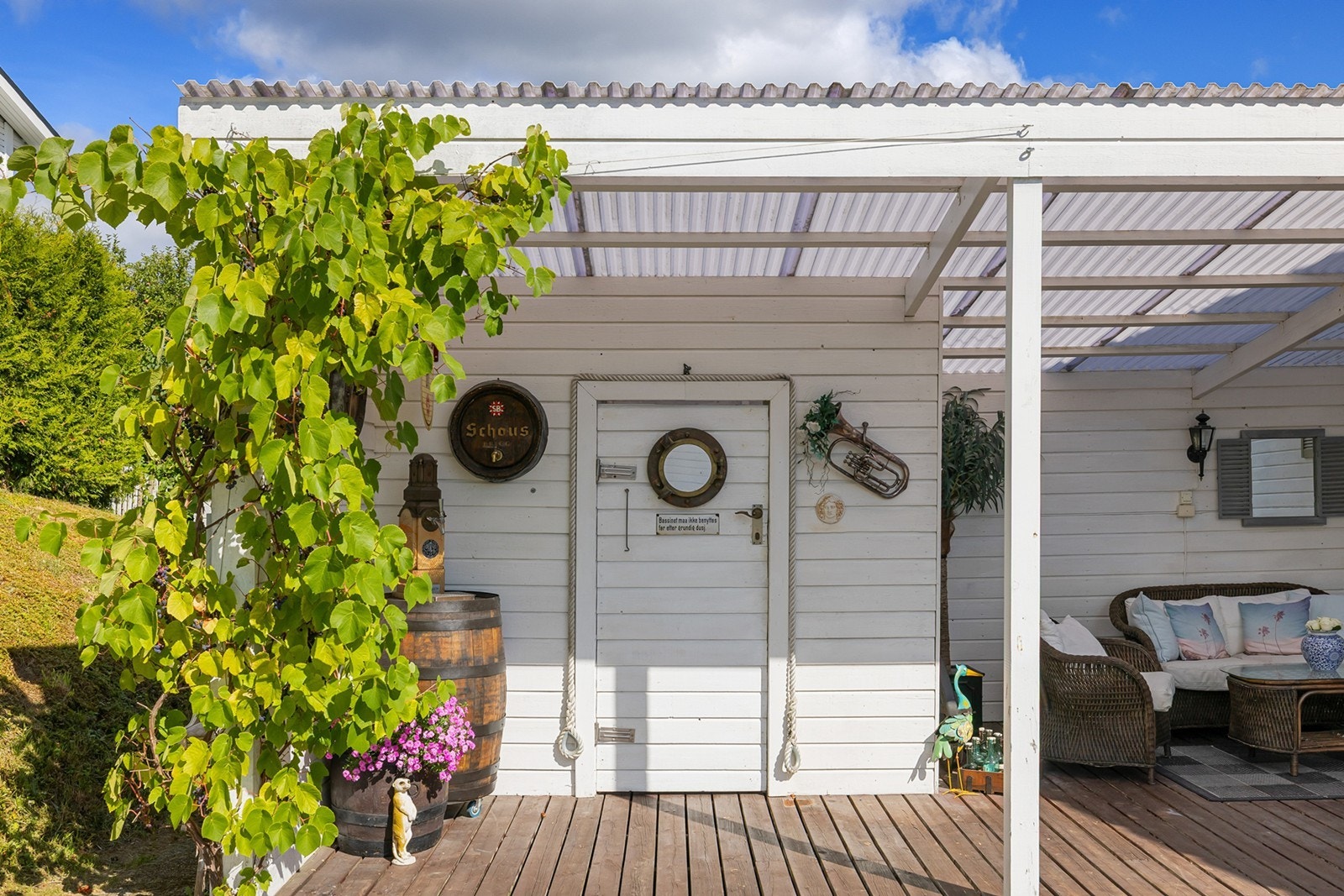 Boligen har i tillegg en egen bod, med eget kjølerom i bakkant - perfekt på varme dager! Galleribilde