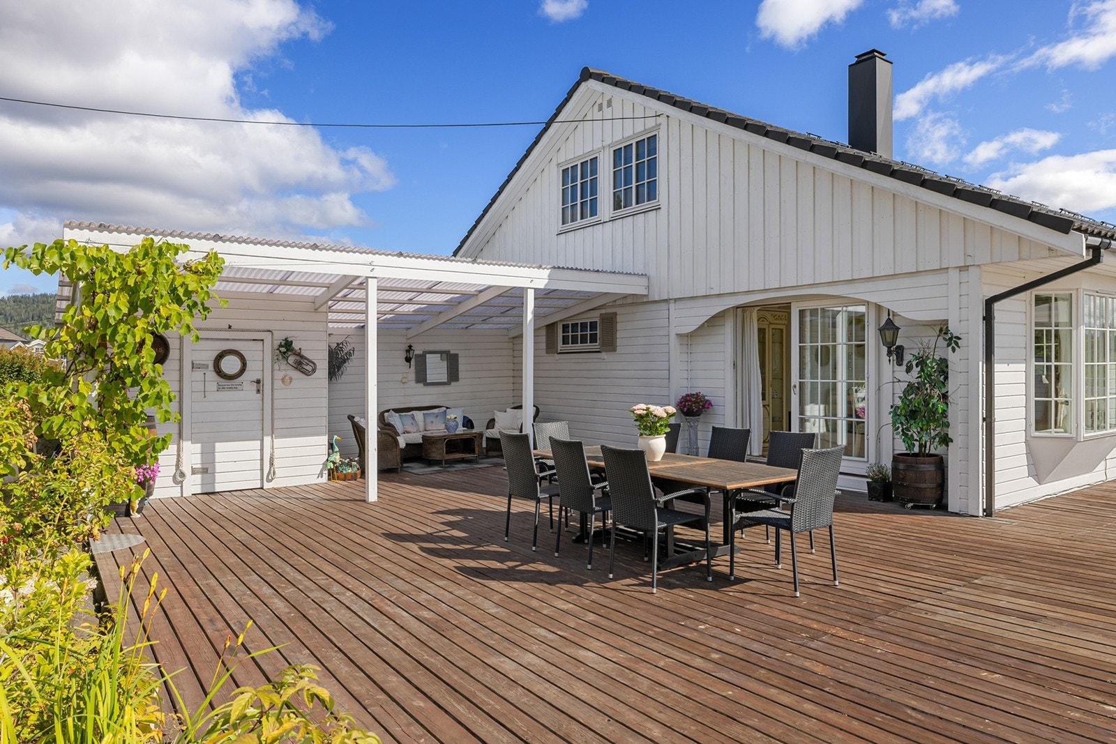Romslig terrasse med særdeles gode solforhold. Galleribilde