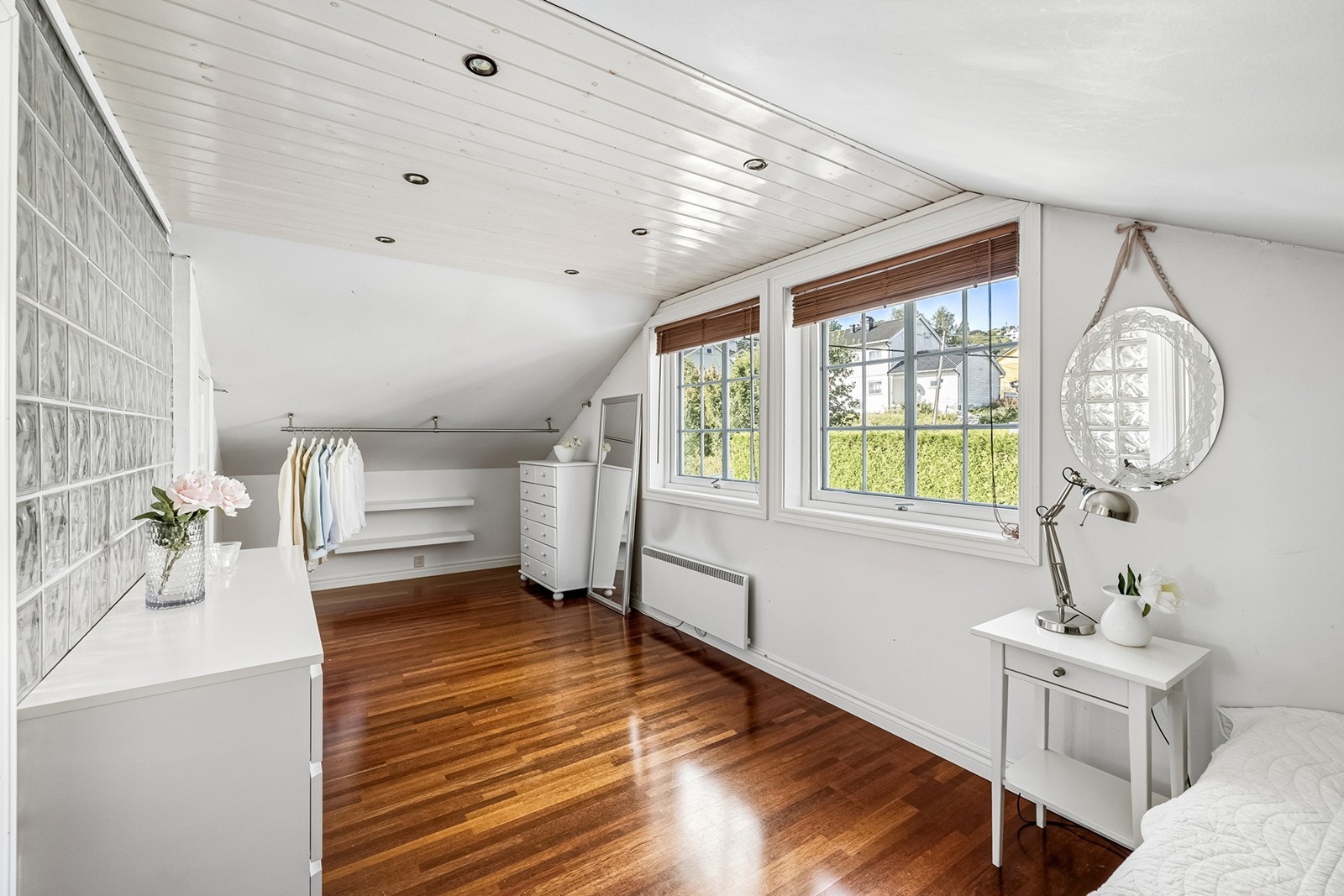 Boligens tredje soverom er også av meget god størrelse. Tilgang på walk in-closet og kneloft. Galleribilde