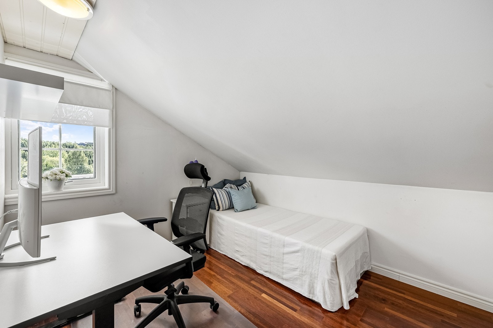 Dette rommet er blitt brukt som kontor og er i dag forsøkt omsøkt til soverom. Konferer med megler for mer info. Galleribilde